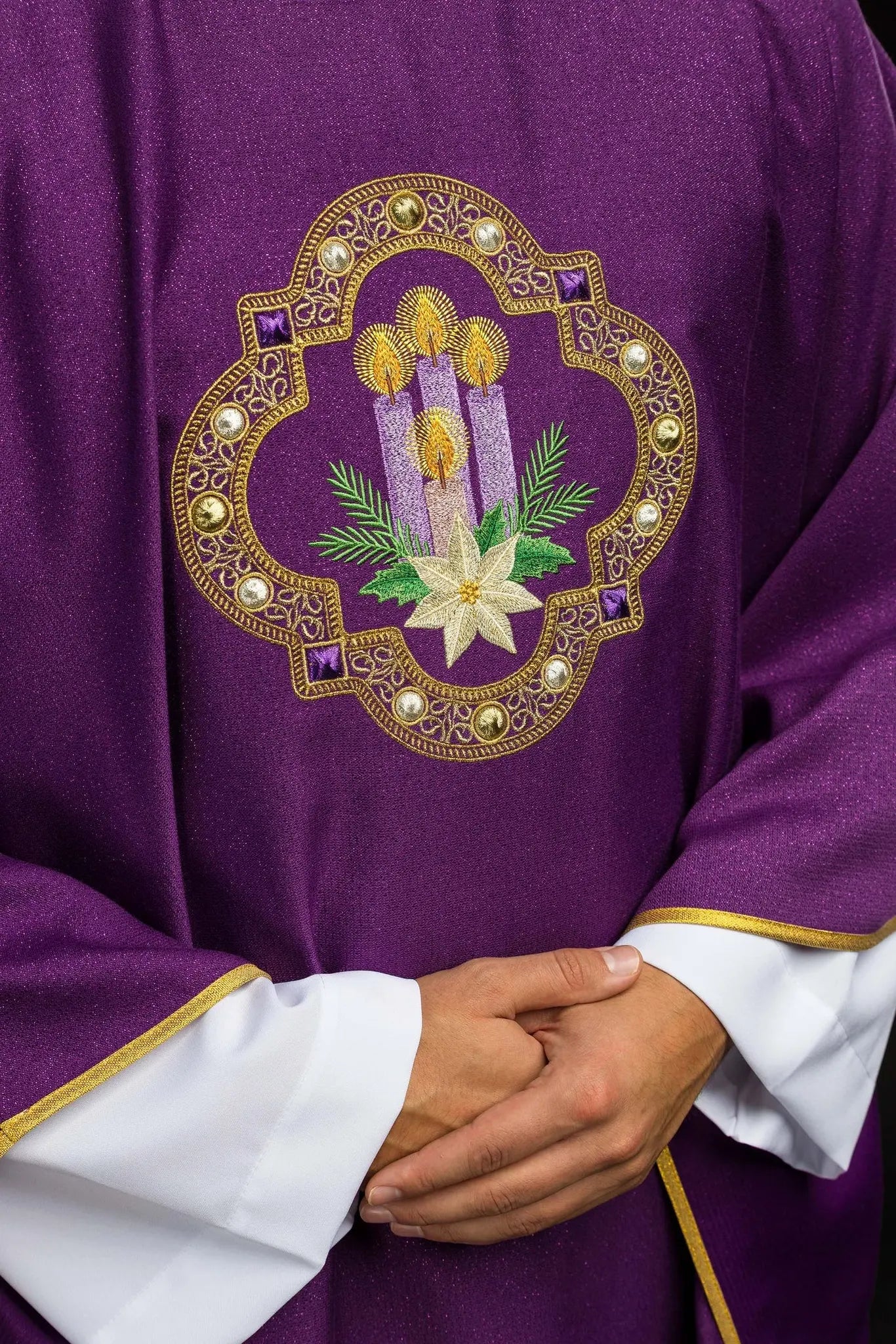 Casulla de Adviento bordada hecha de tela brillante