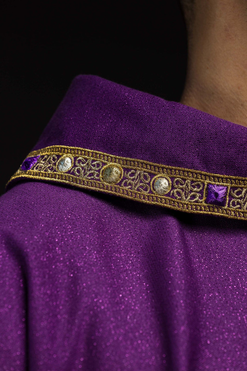 Ornamento bordado para adviento confeccionado en tela brillante