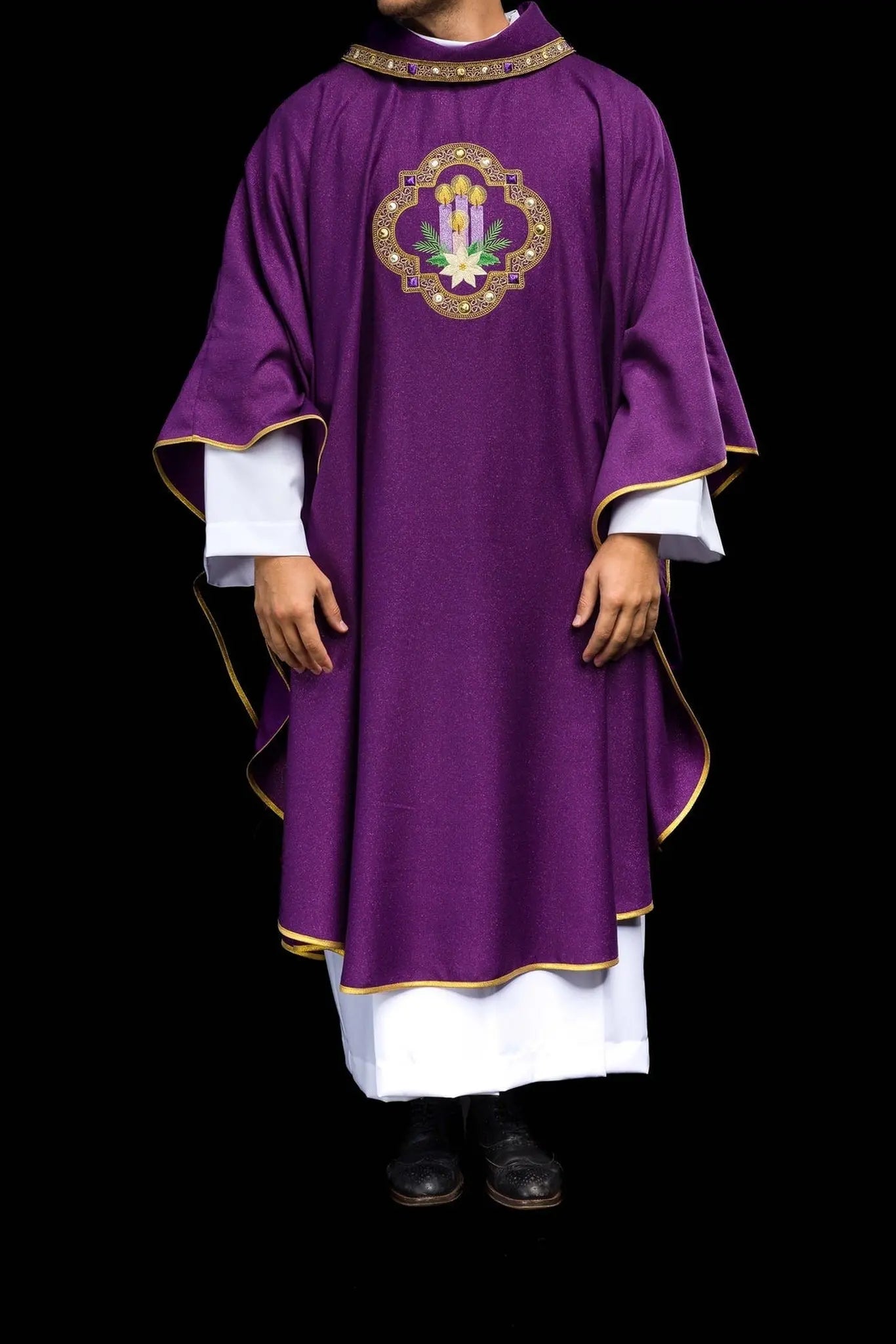 Casulla de Adviento bordada hecha de tela brillante