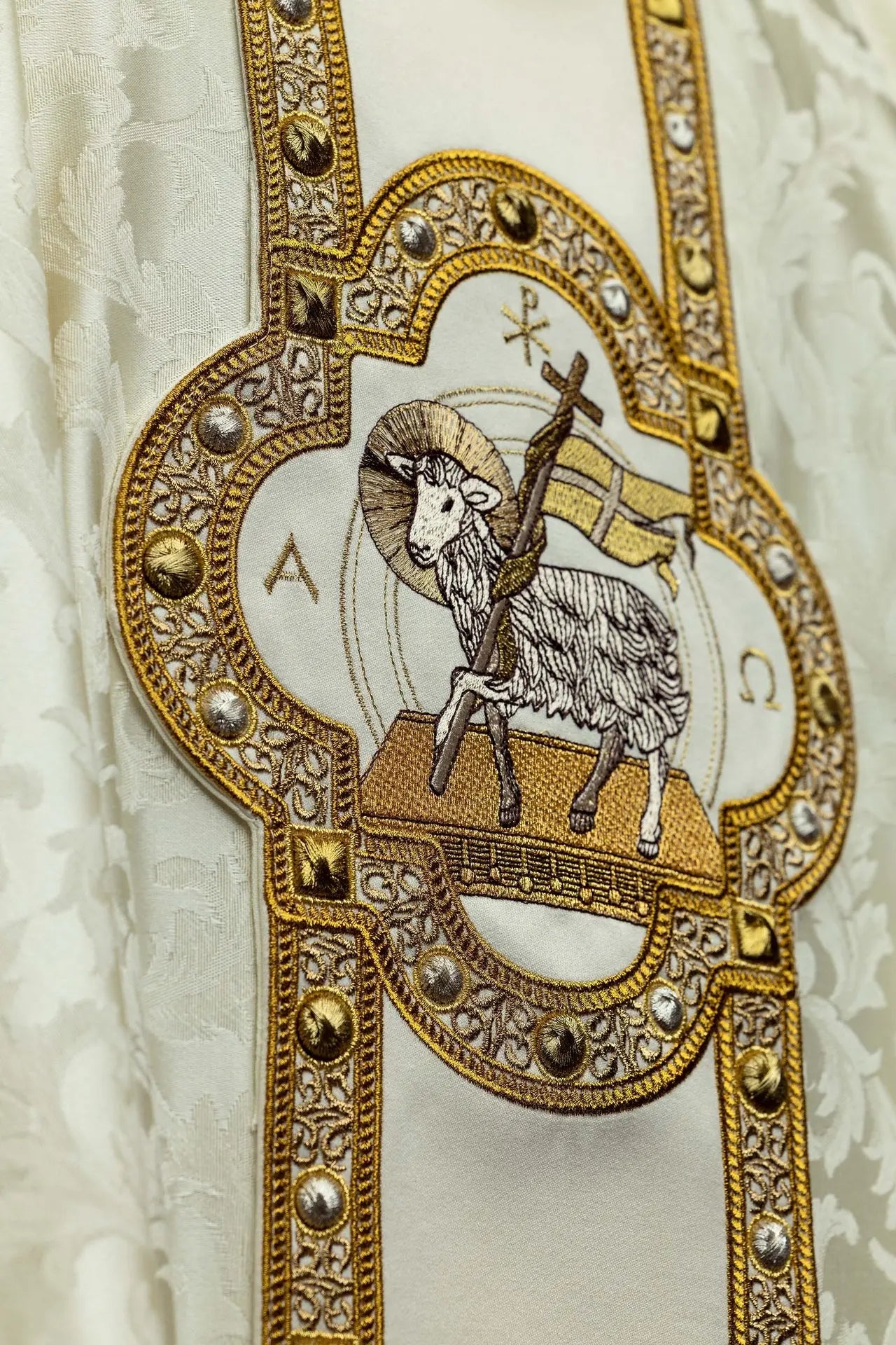 Casulla con Cordero Pascual Bordado y Orfre en Jacquard Ecru