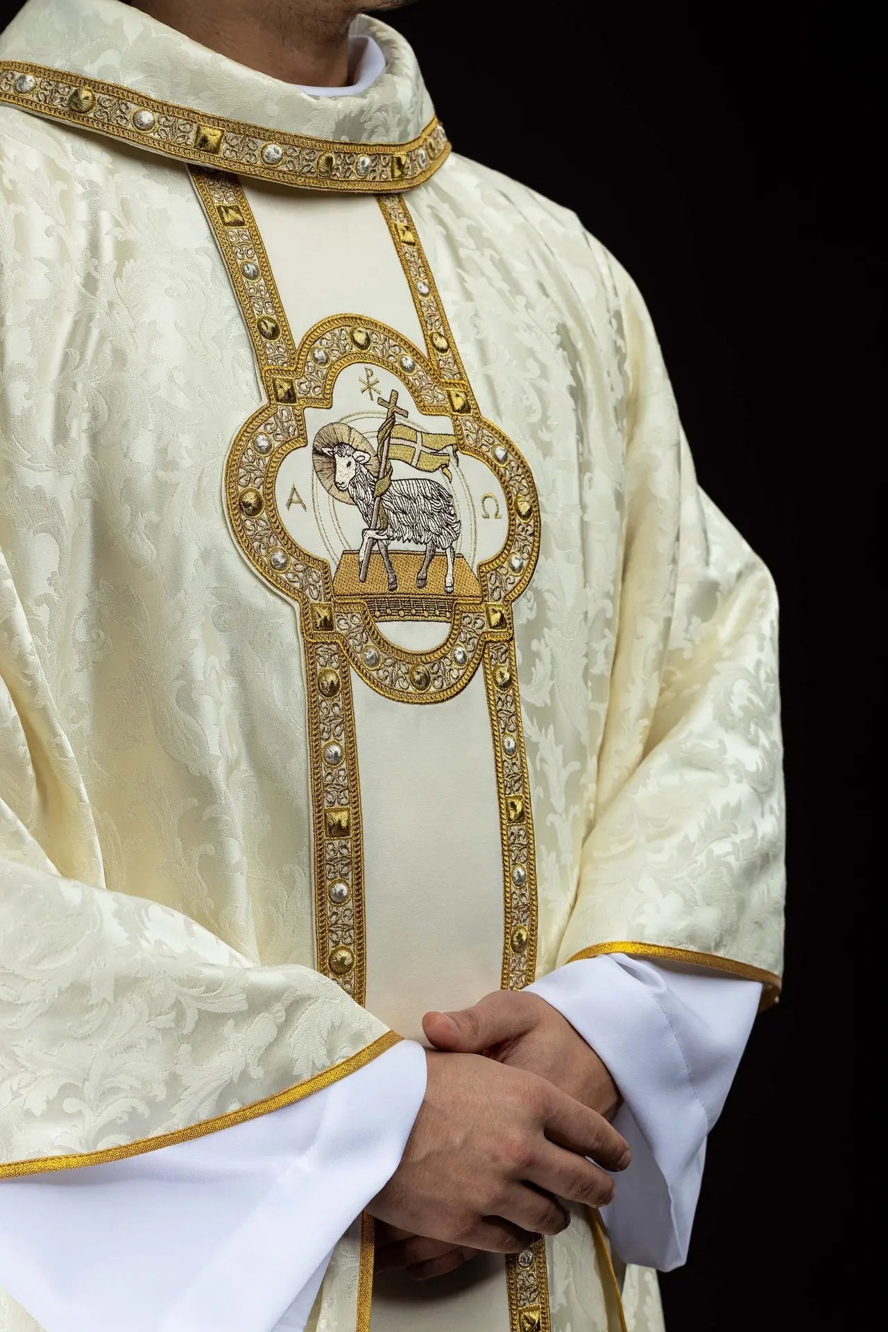 Casulla con Cordero Pascual Bordado y Orfre en Jacquard Ecru