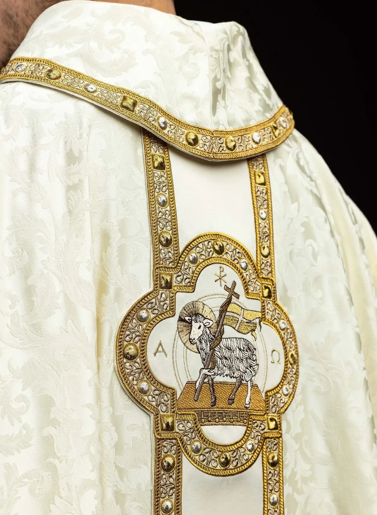 Casulla con Cordero Pascual Bordado y Orfre en Jacquard Ecru