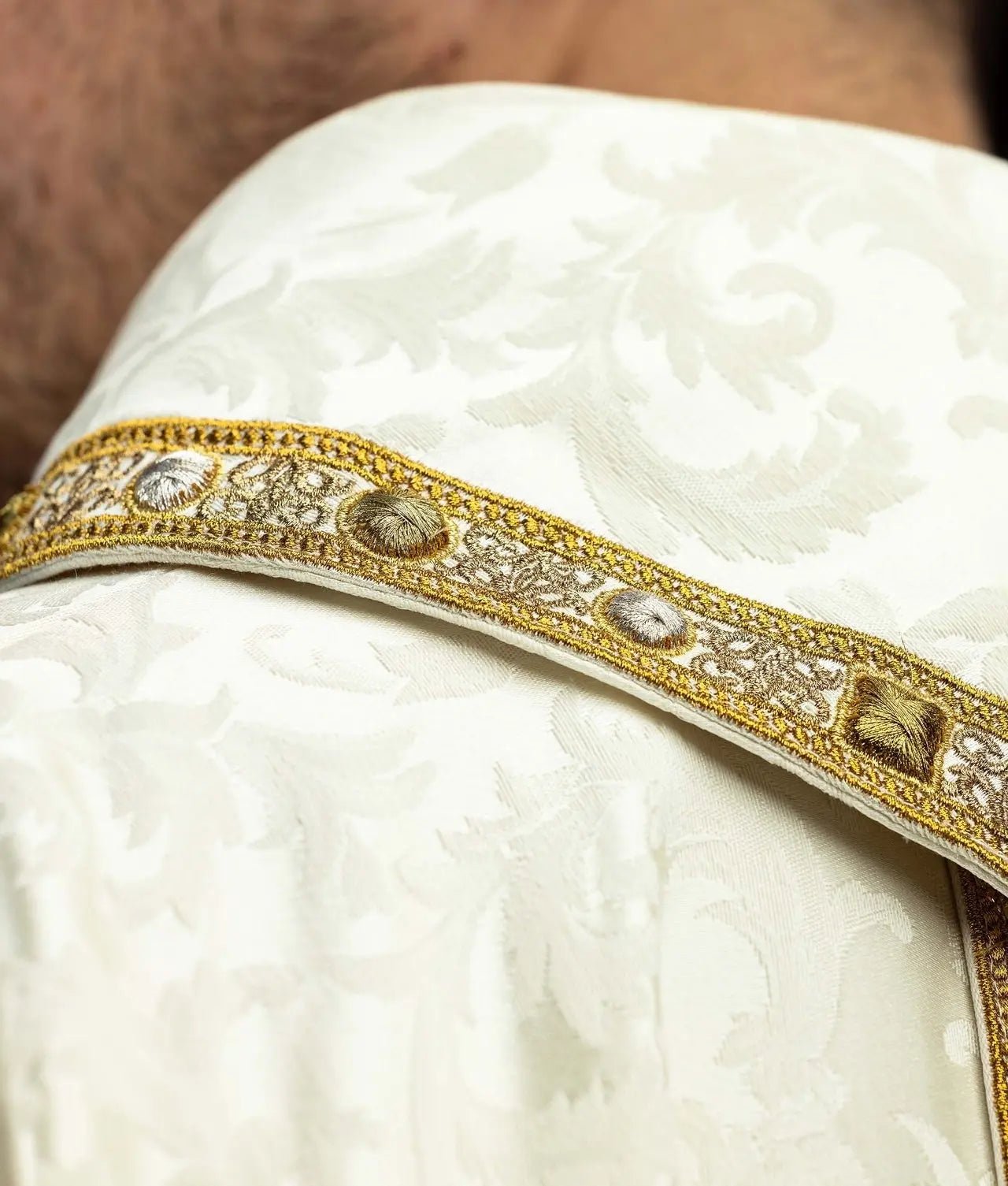 Casulla con Cordero Pascual Bordado y Orfre en Jacquard Ecru
