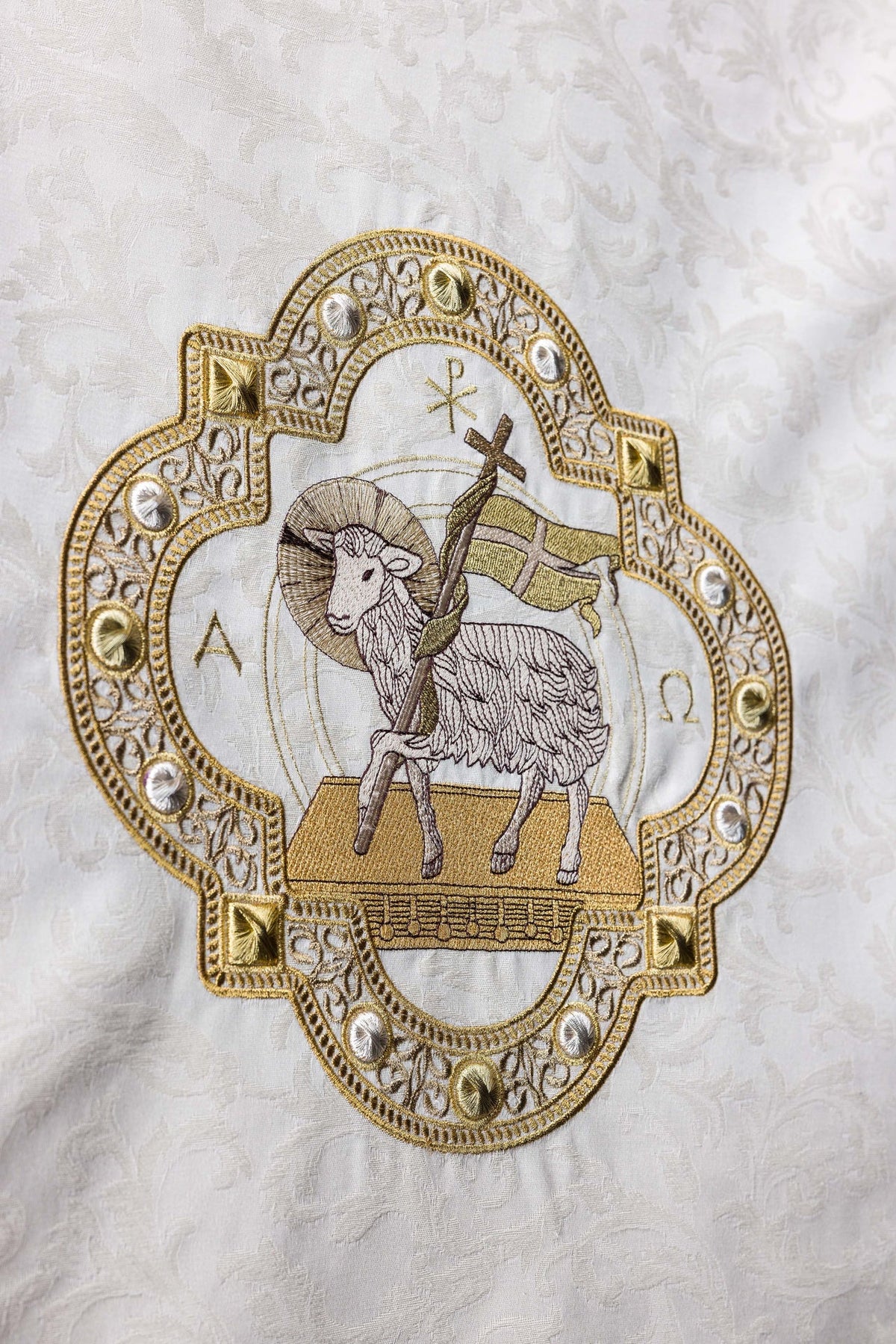 Serweta na lektorium z haftem baranka tkanina żakardowa ecru - ORNATY.PL