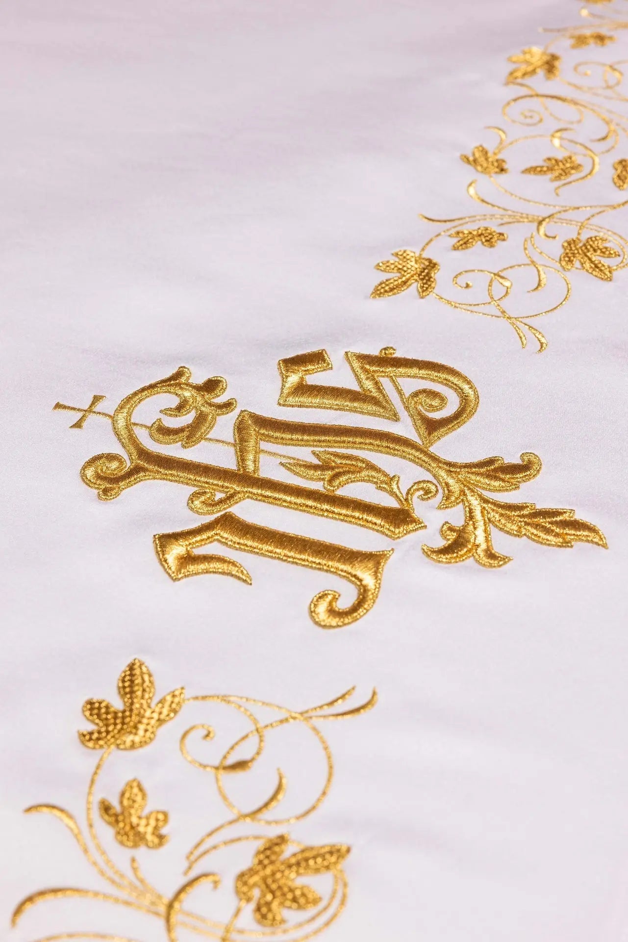 Mantel de altar con bordado dorado IHS