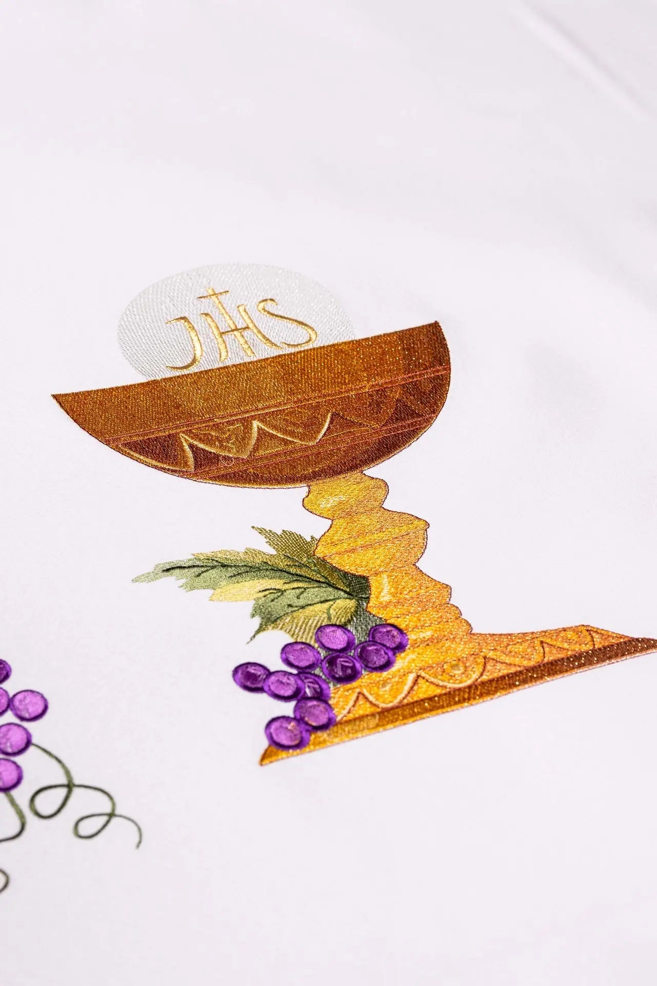 Mantel de altar con bordado de cáliz eucarístico