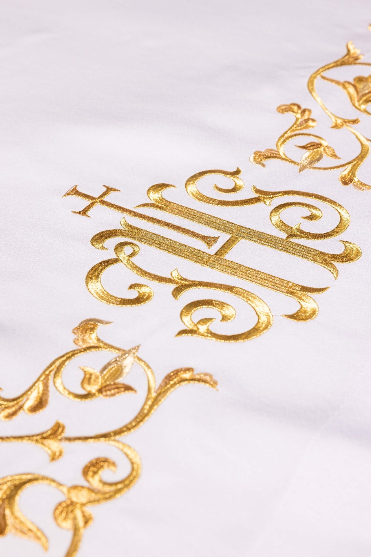 Obrus ołtarzowy z haftowanym symbolem IHS - ORNATY.PL