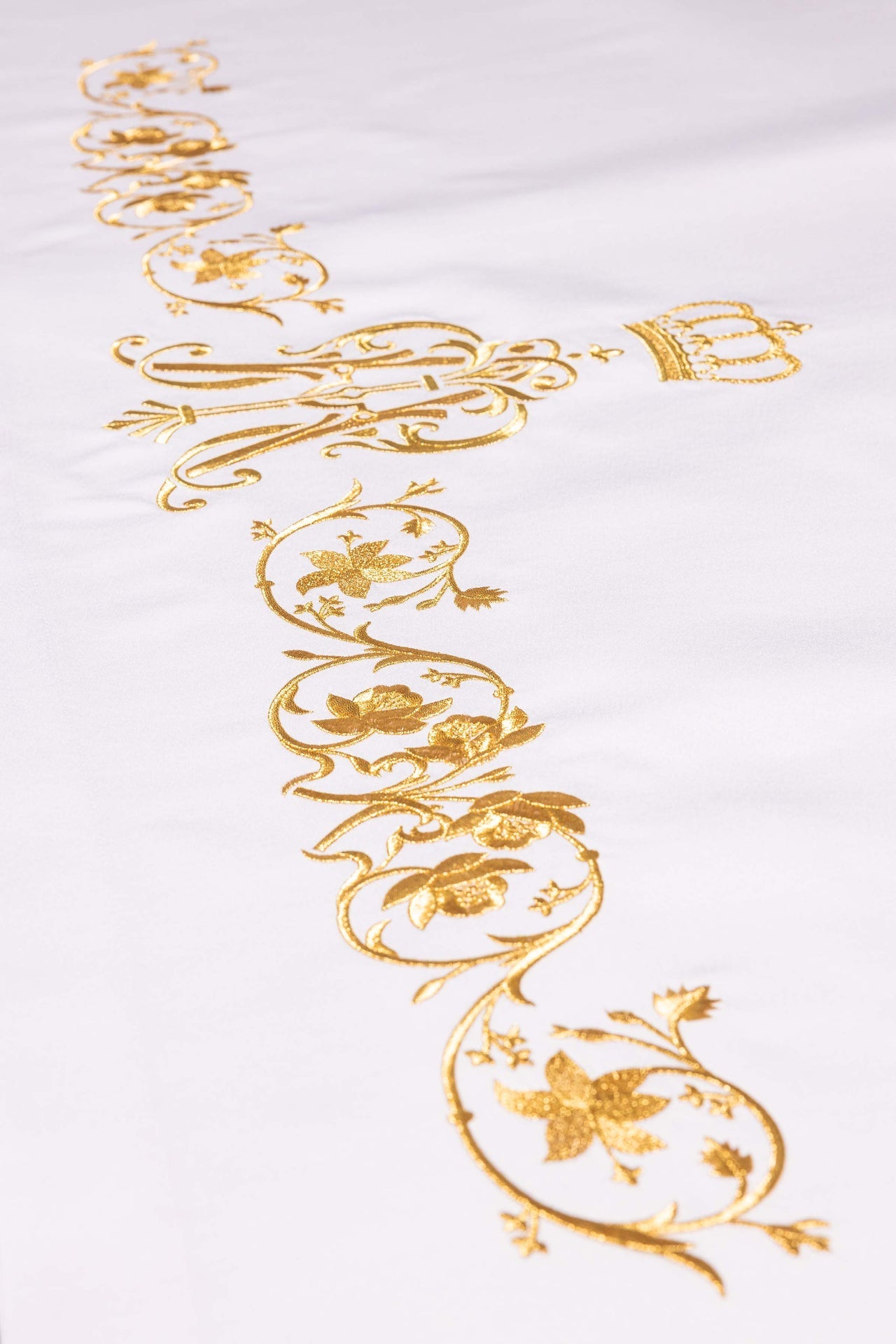 Obrus ołtarzowy z haftowanym symbolem maryjnym - ORNATY.PL