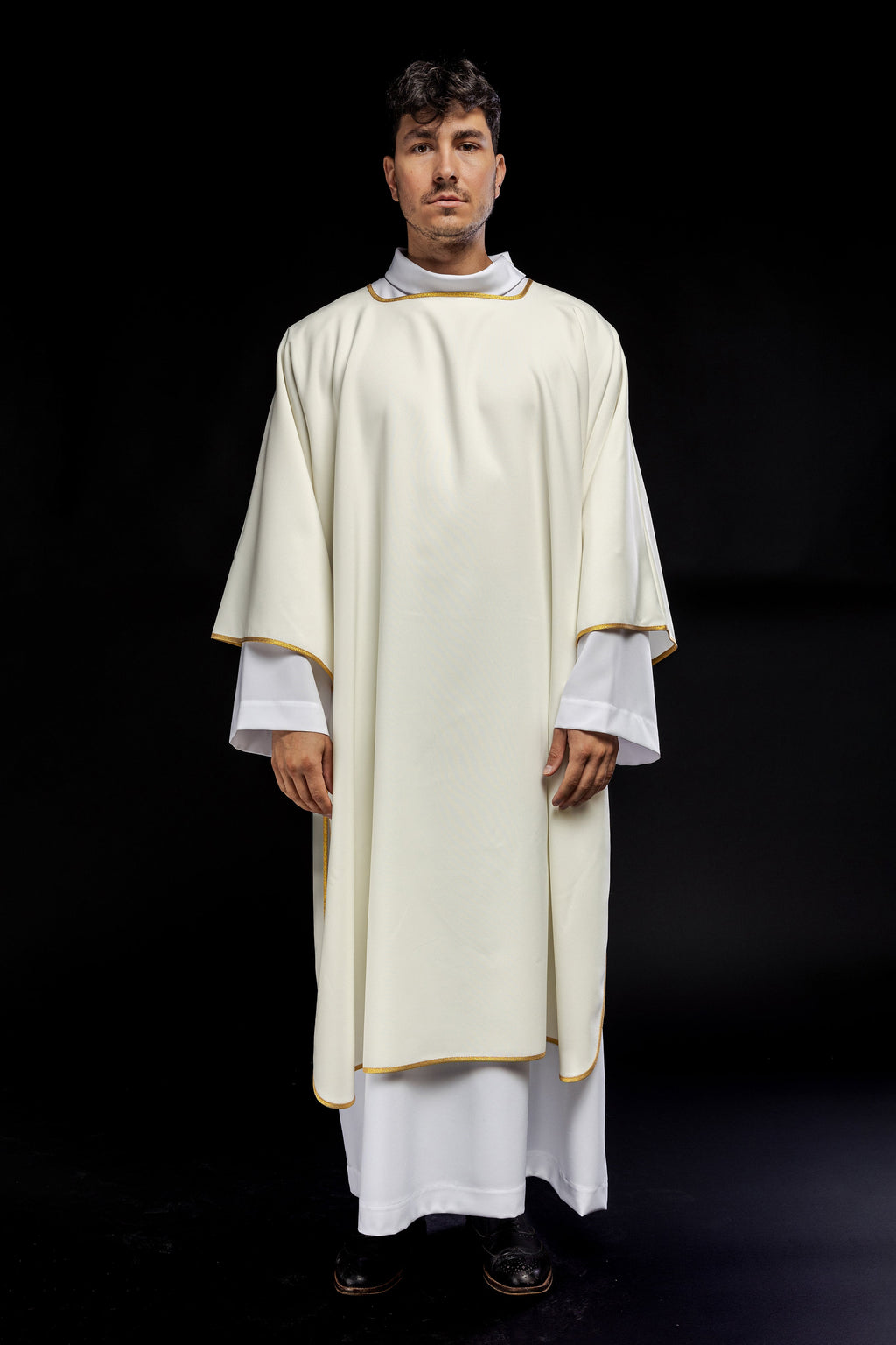 Dalmáticas lisas con ribete dorado ecru