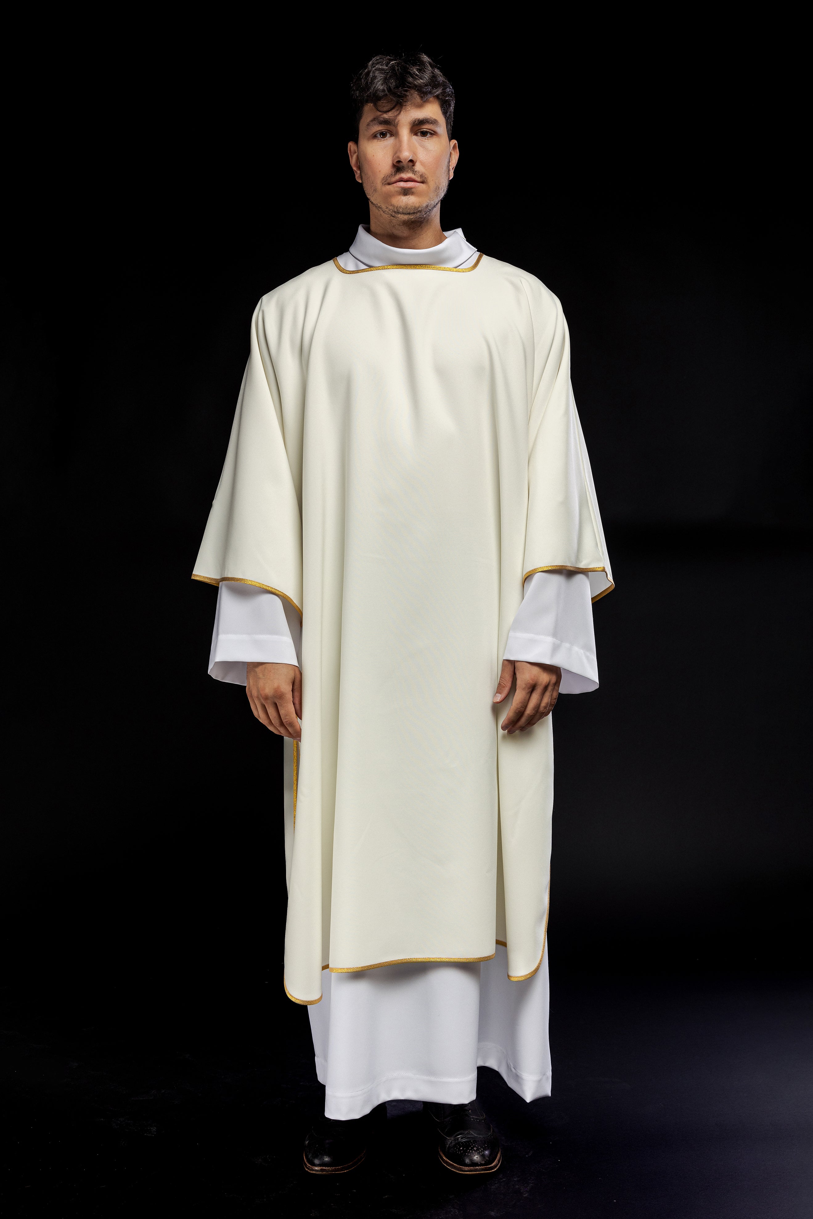 Dalmáticas lisas con ribete dorado ecru