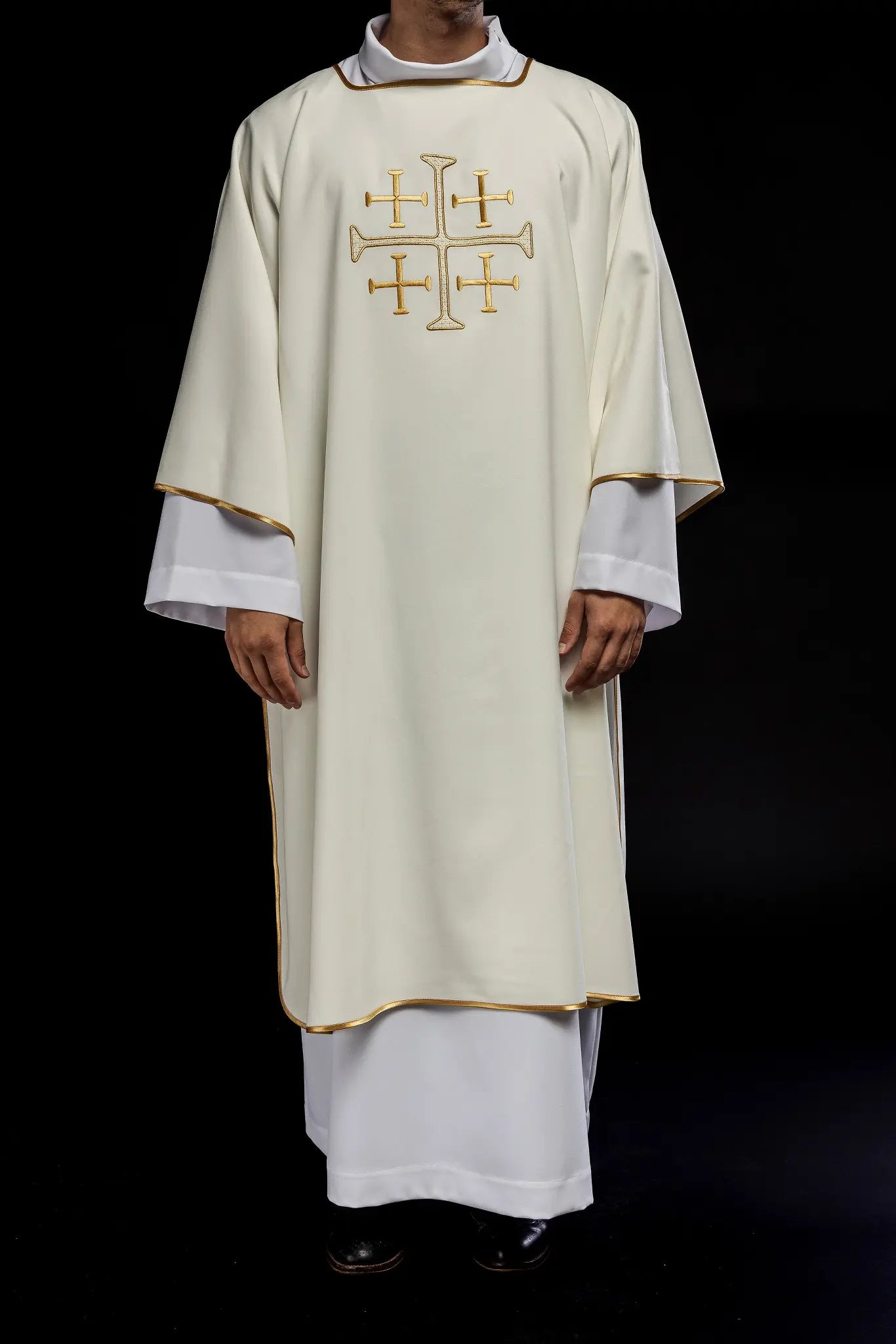 Dalmatica con cruces bordadas en oro ecru
