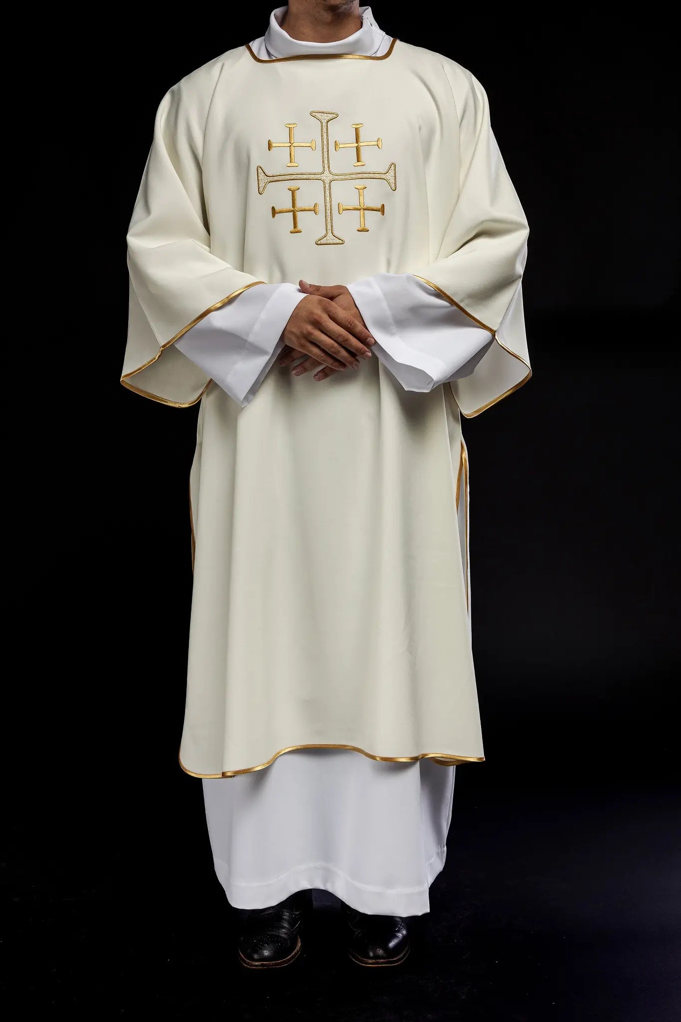 Dalmatica con cruces bordadas en oro ecru