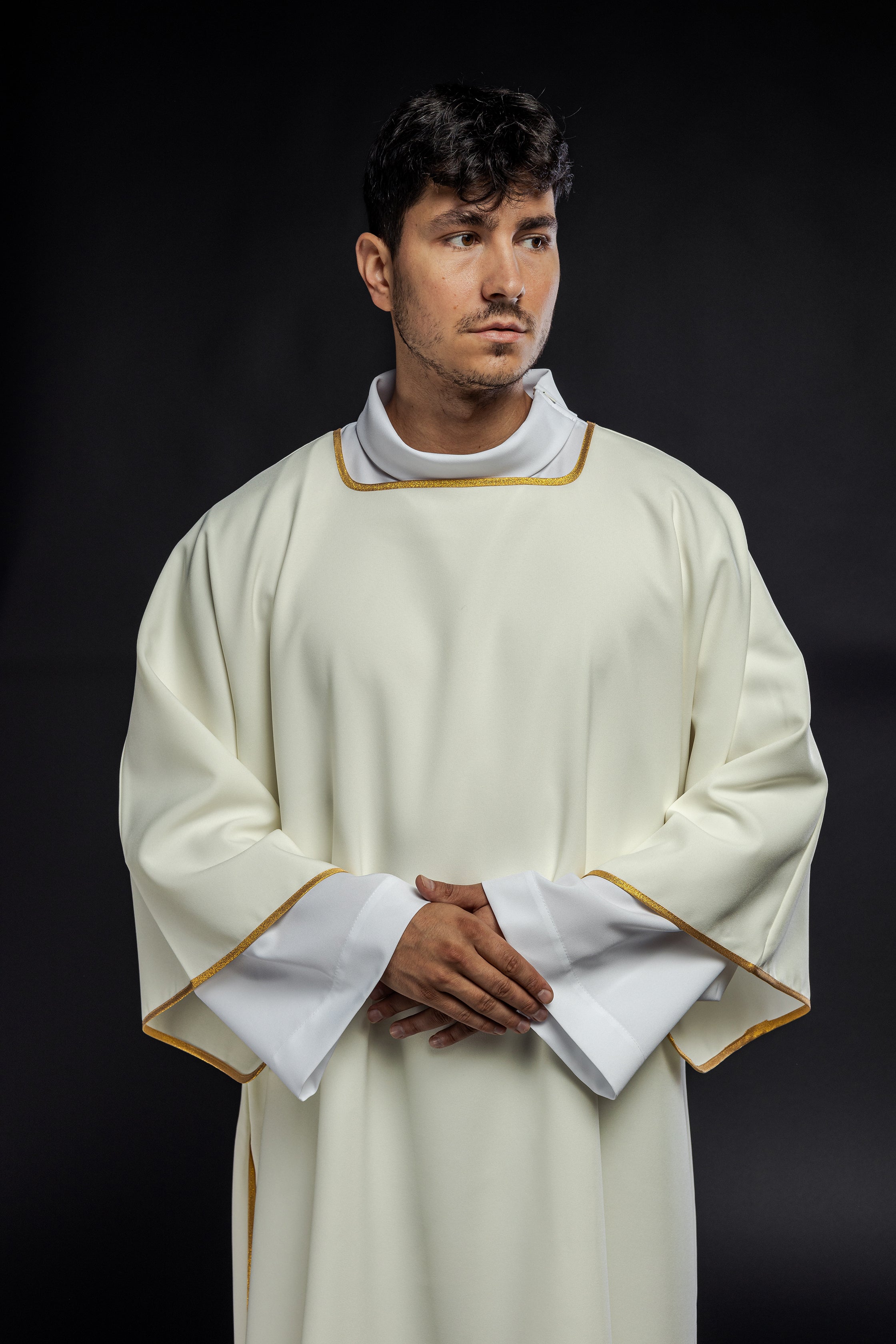 Dalmáticas lisas con ribete dorado ecru