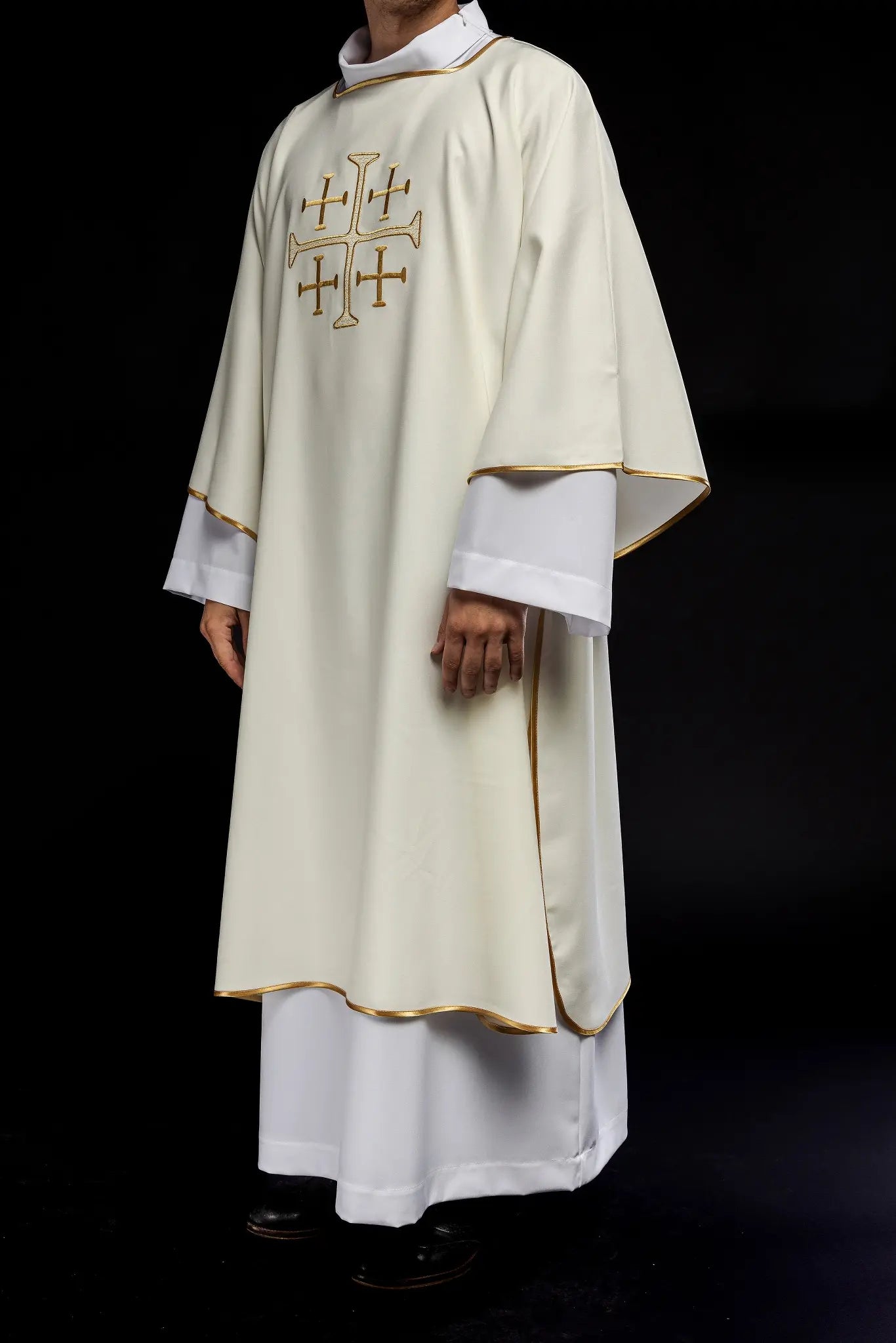 Dalmatica con cruces bordadas en oro ecru