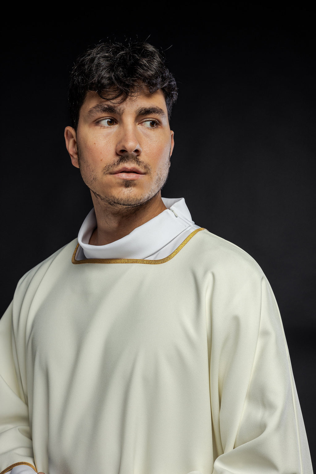 Dalmáticas lisas con ribete dorado ecru