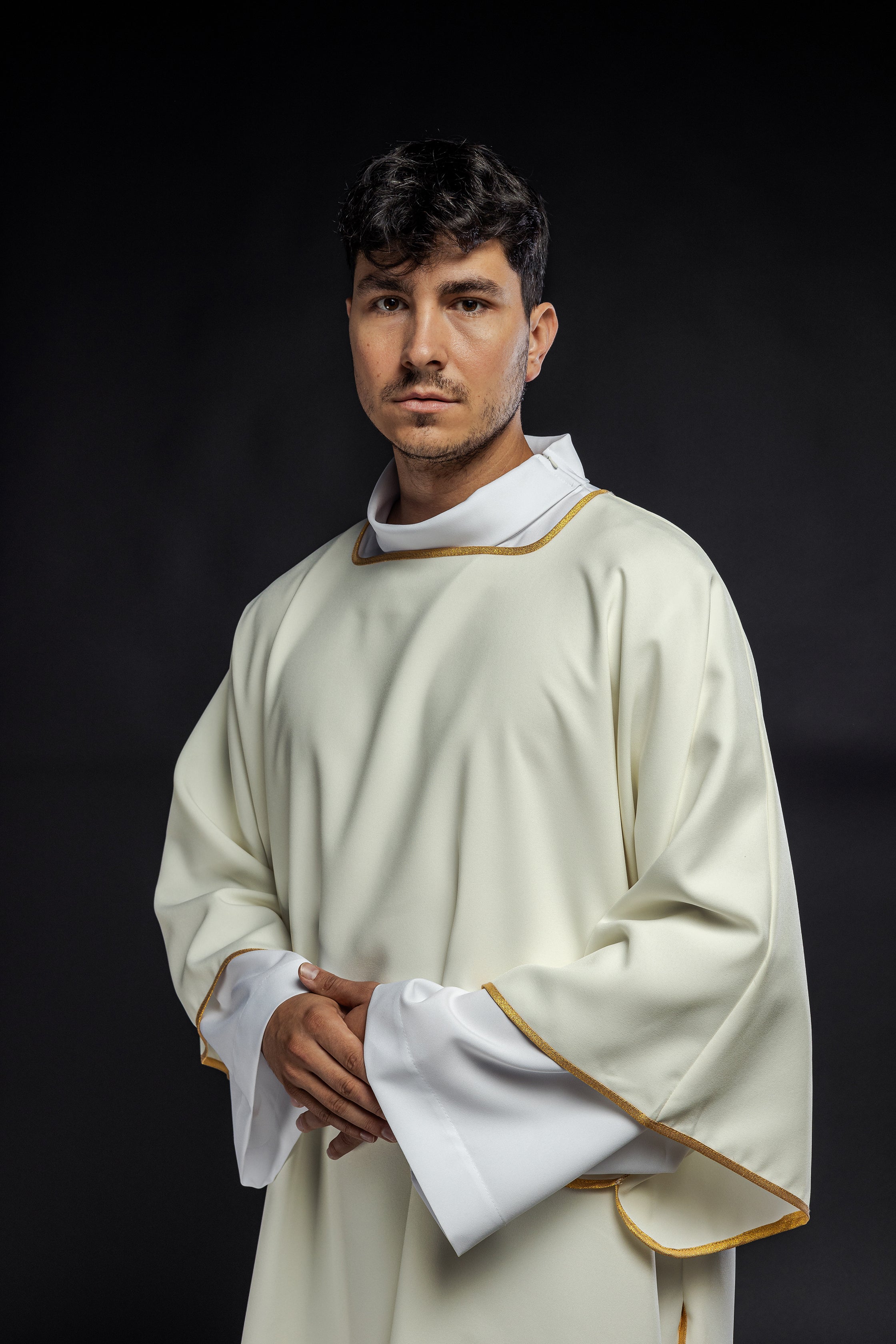 Dalmáticas lisas con ribete dorado ecru