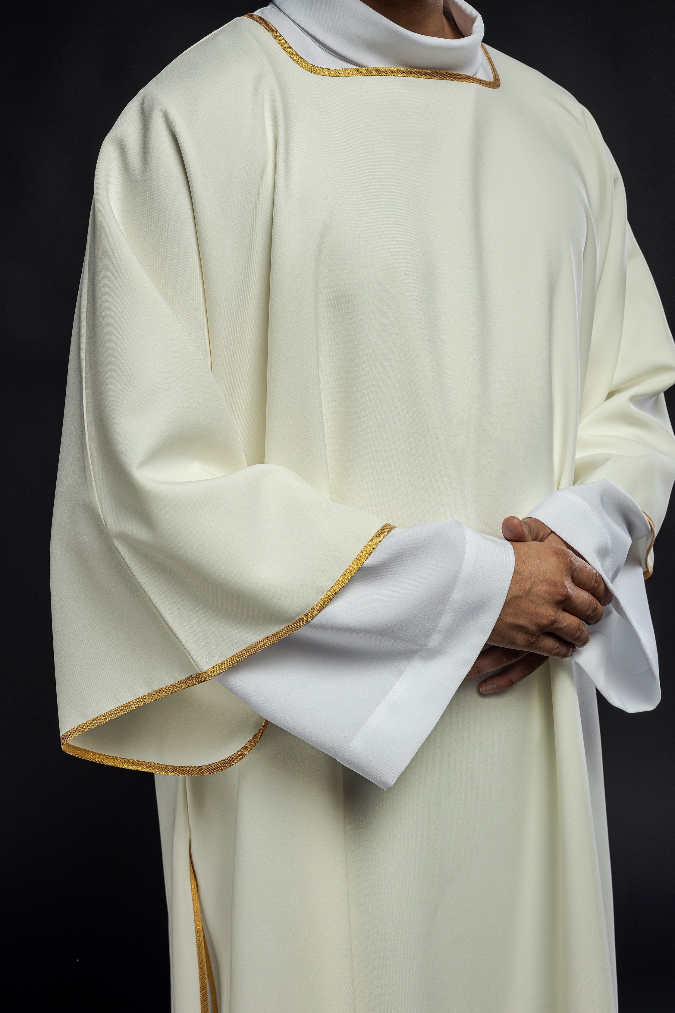 Dalmáticas lisas con ribete dorado ecru