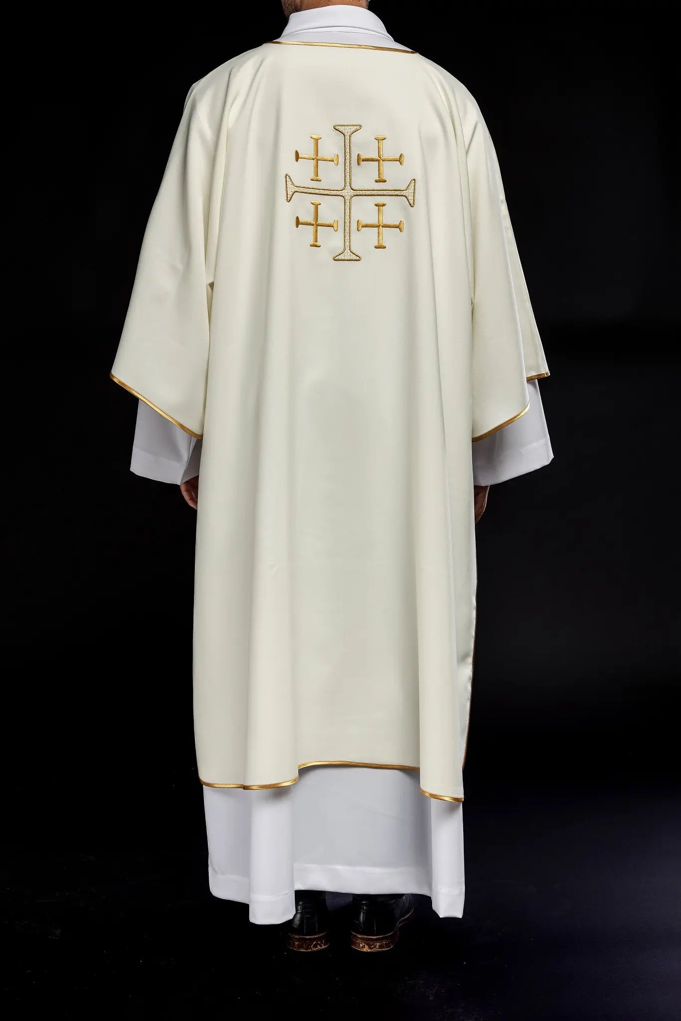 Dalmatica con cruces bordadas en oro ecru