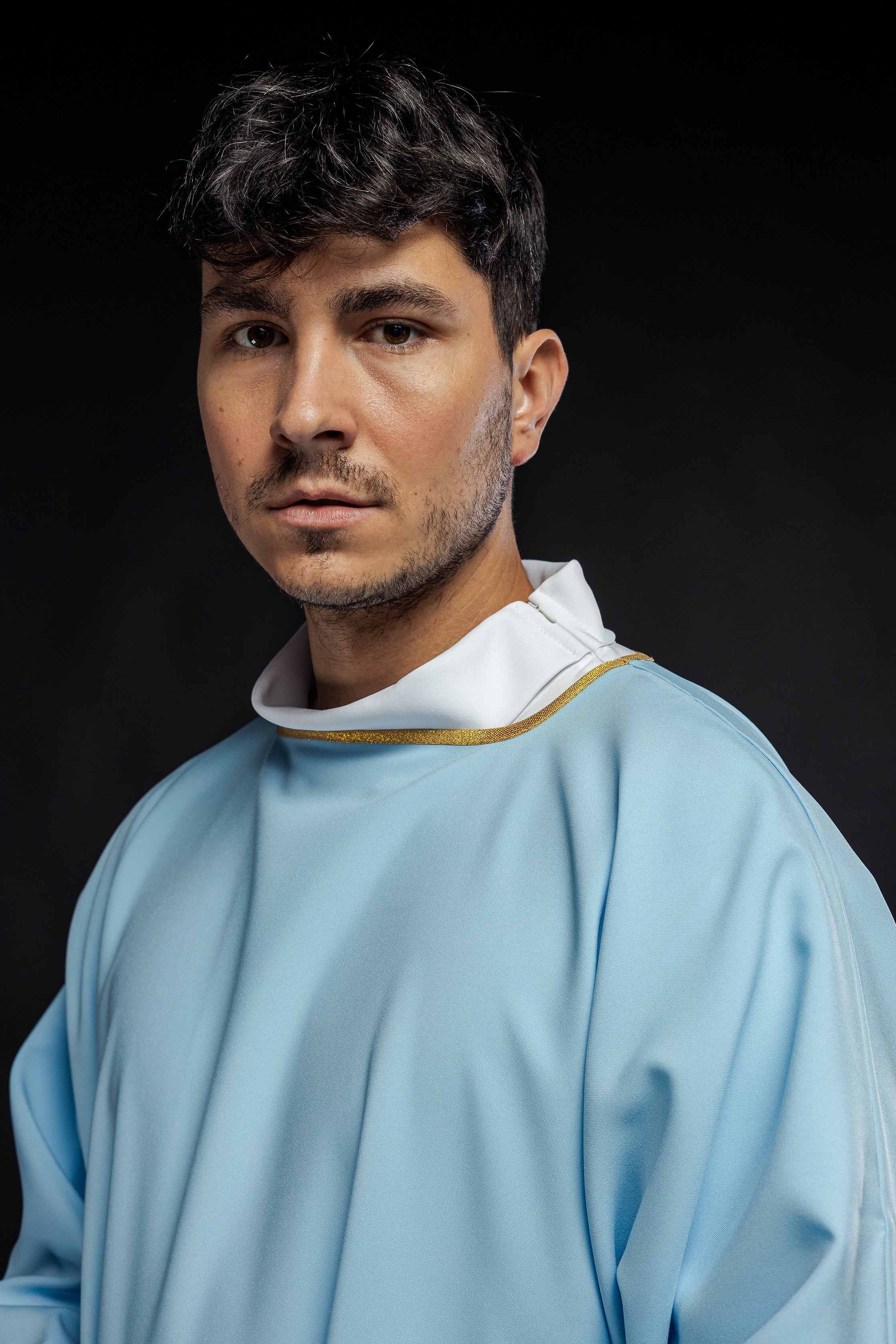 Dalmáticas lisas con ribete dorado azul