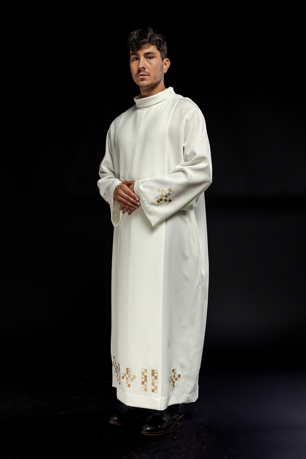 Alba con cruces de mosaico bordadas ecru