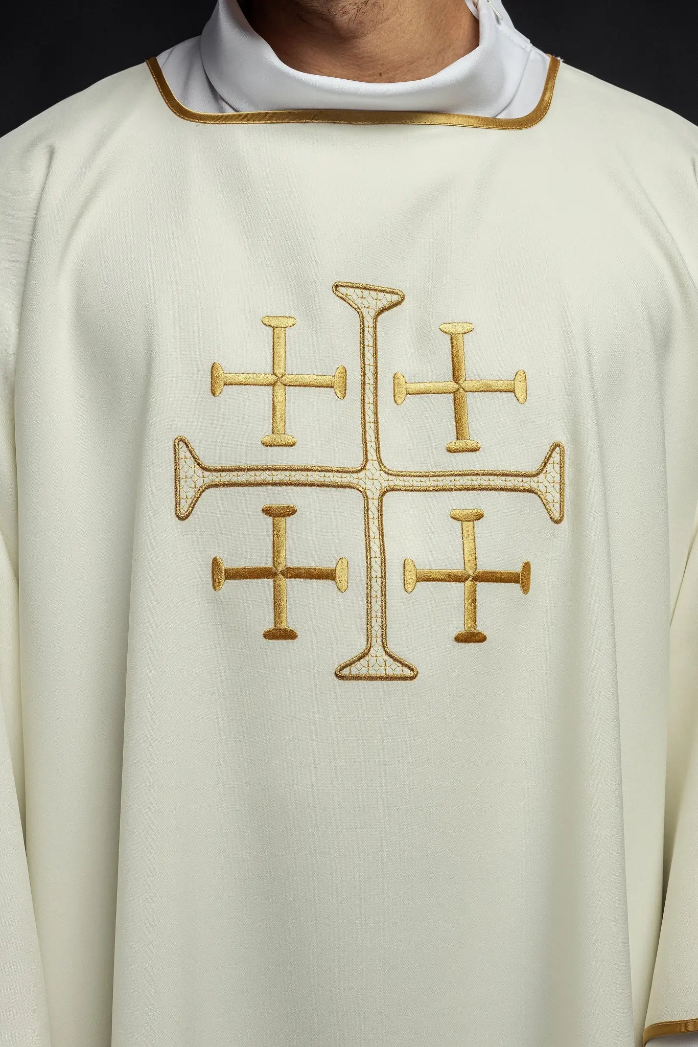 Dalmatica con cruces bordadas en oro ecru