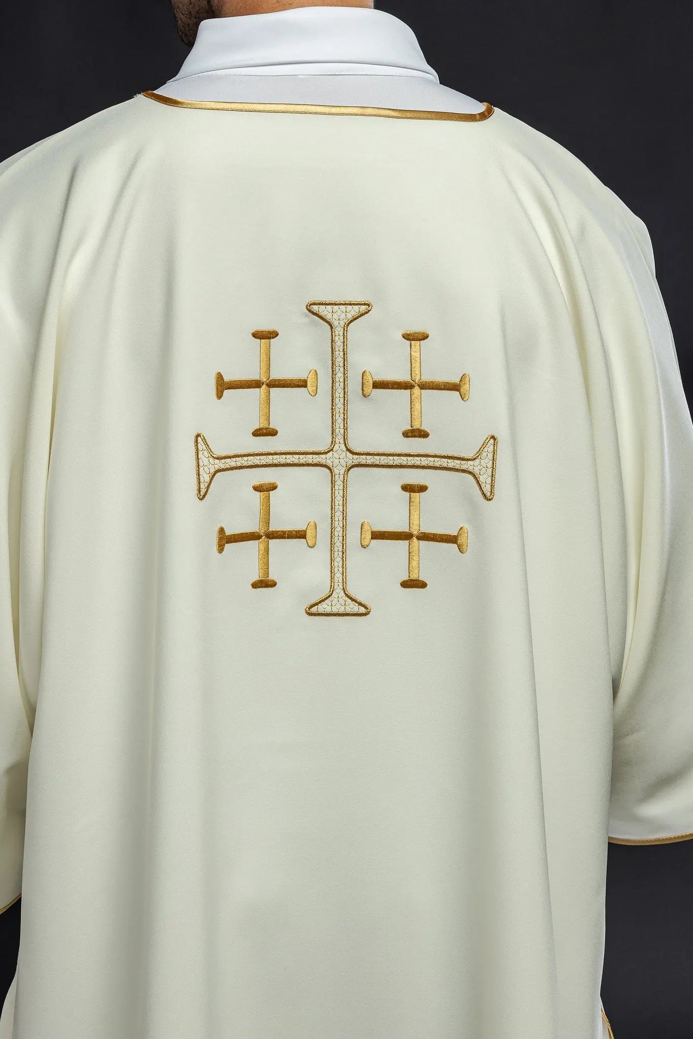 Dalmatica con cruces bordadas en oro ecru