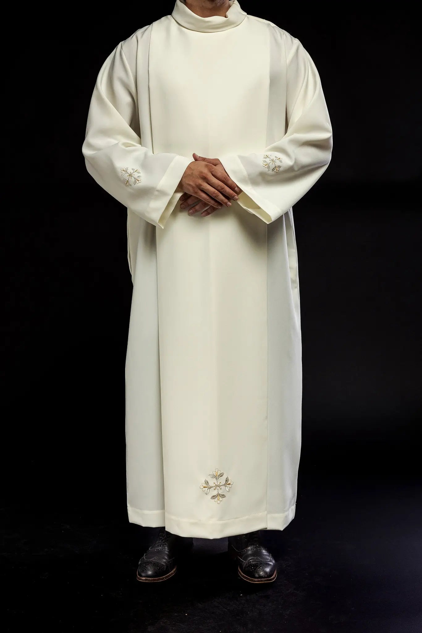 Túnica de sacerdote con cuello alto decorada con bordado ecru