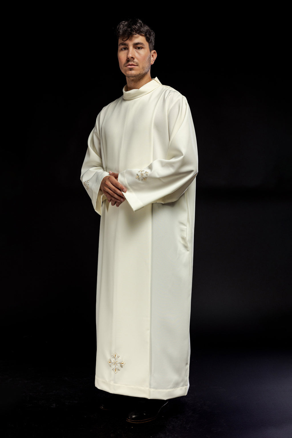 Túnica de sacerdote con cuello alto decorada con bordado ecru