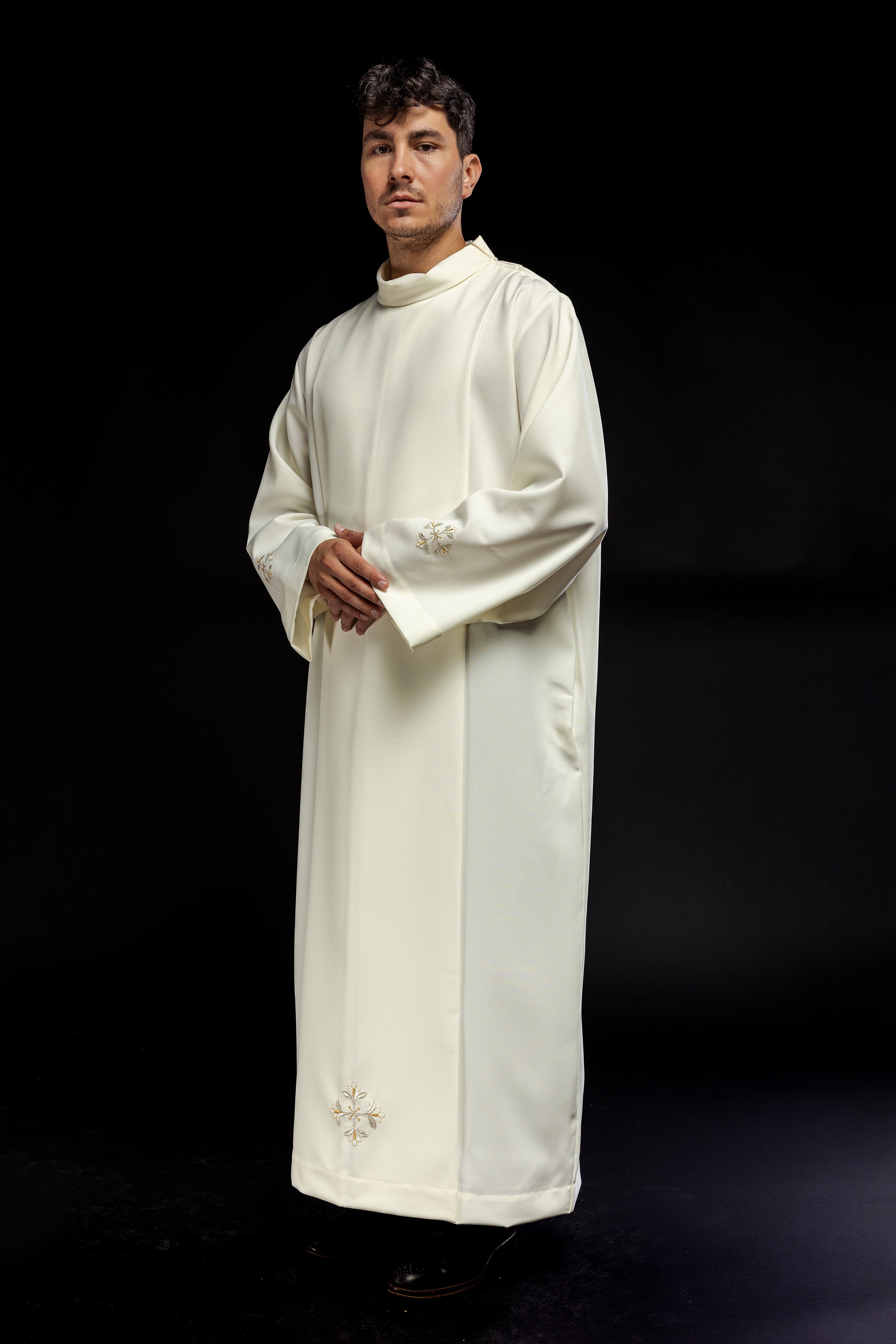 Túnica de sacerdote con cuello alto decorada con bordado ecru