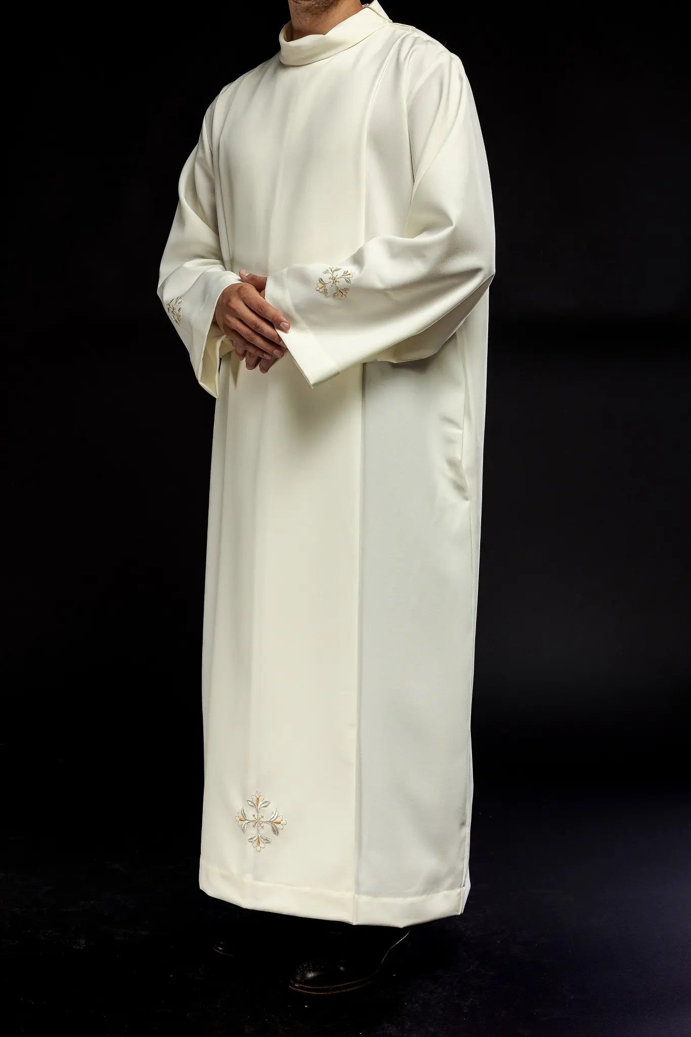 Túnica de sacerdote con cuello alto decorada con bordado ecru