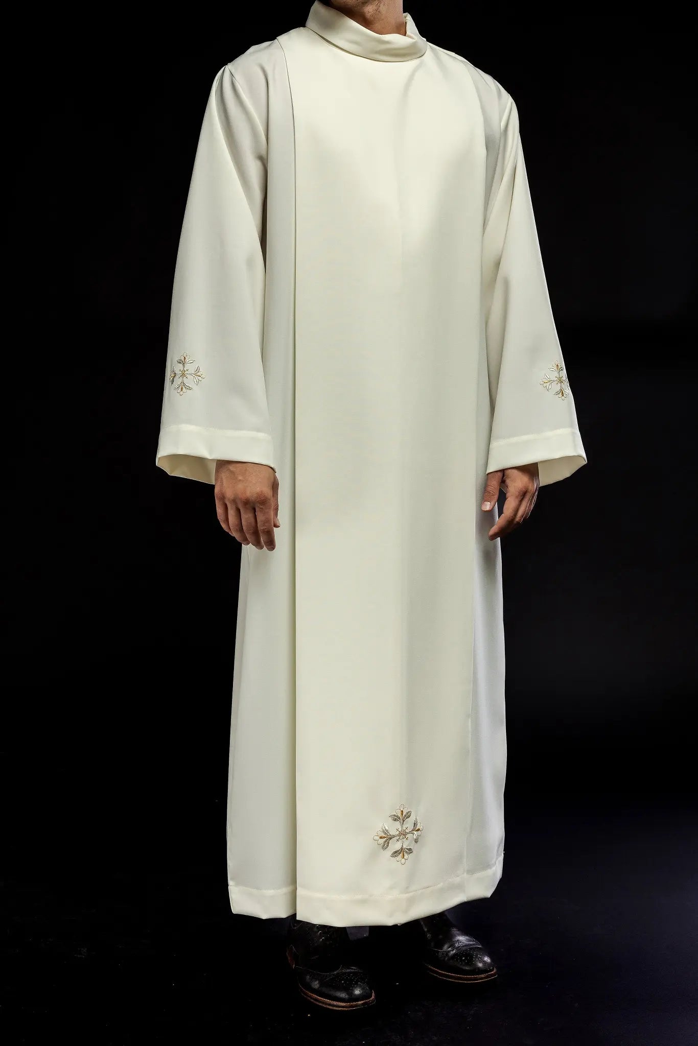 Túnica de sacerdote con cuello alto decorada con bordado ecru