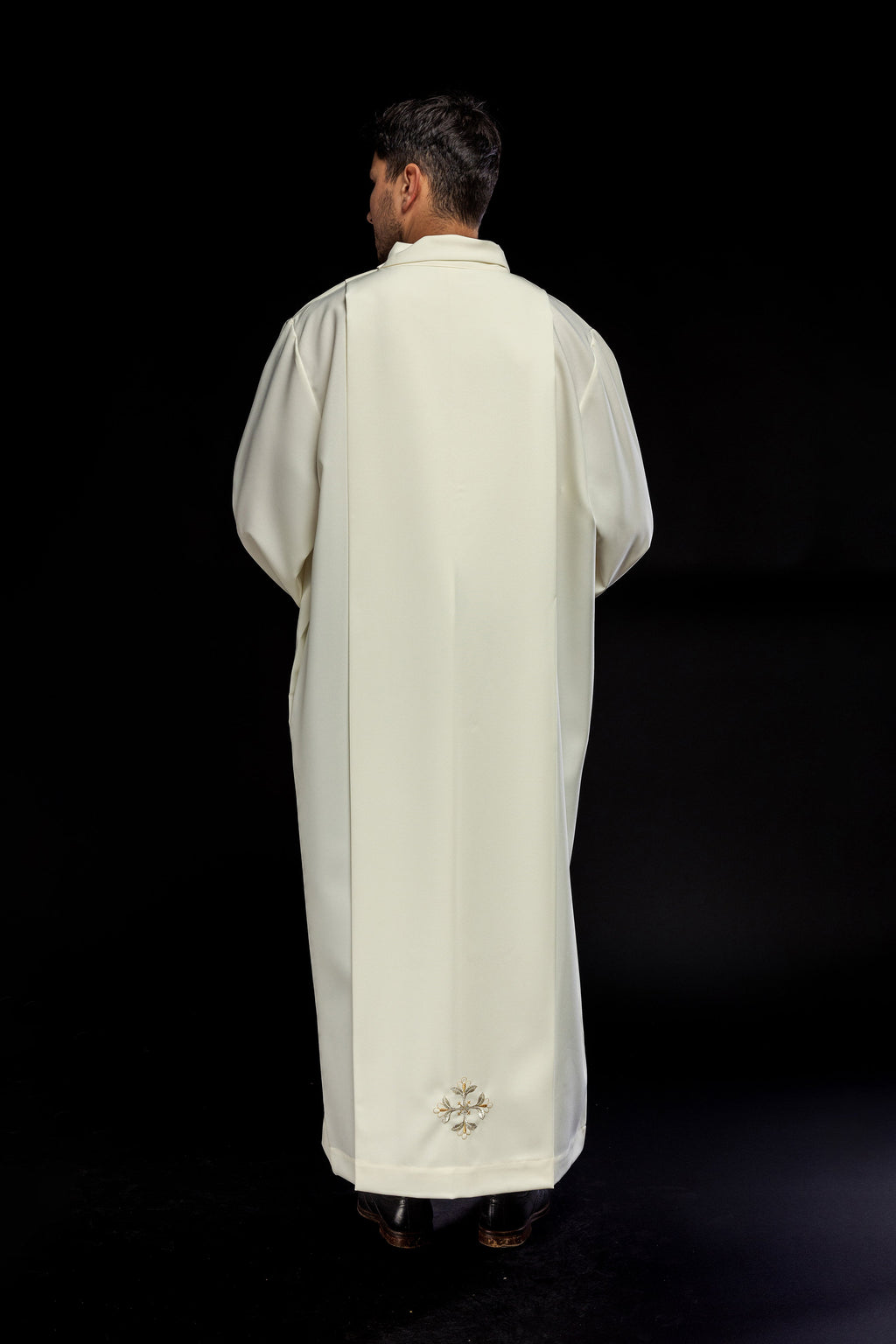 Túnica de sacerdote con cuello alto decorada con bordado ecru