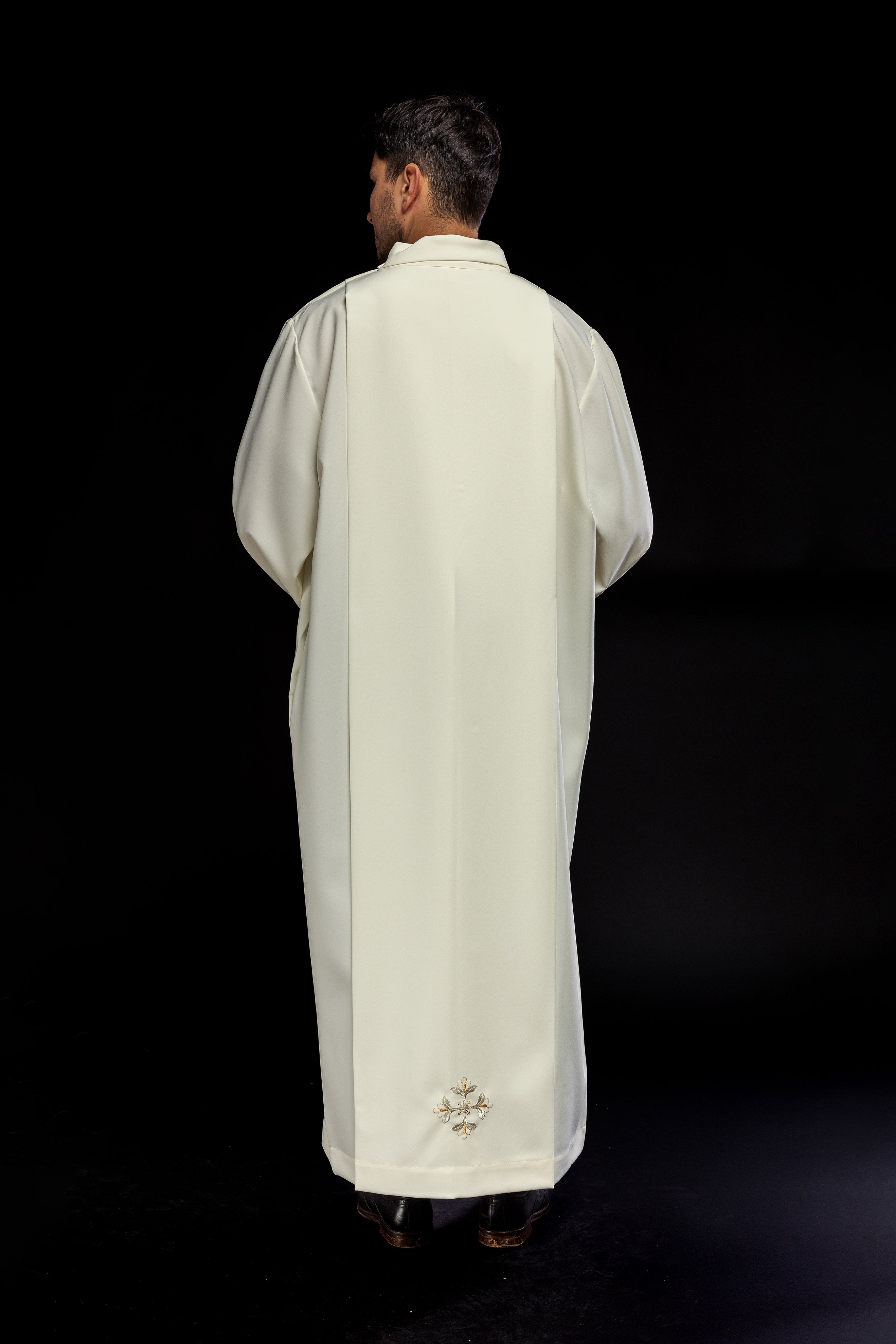 Túnica de sacerdote con cuello alto decorada con bordado ecru