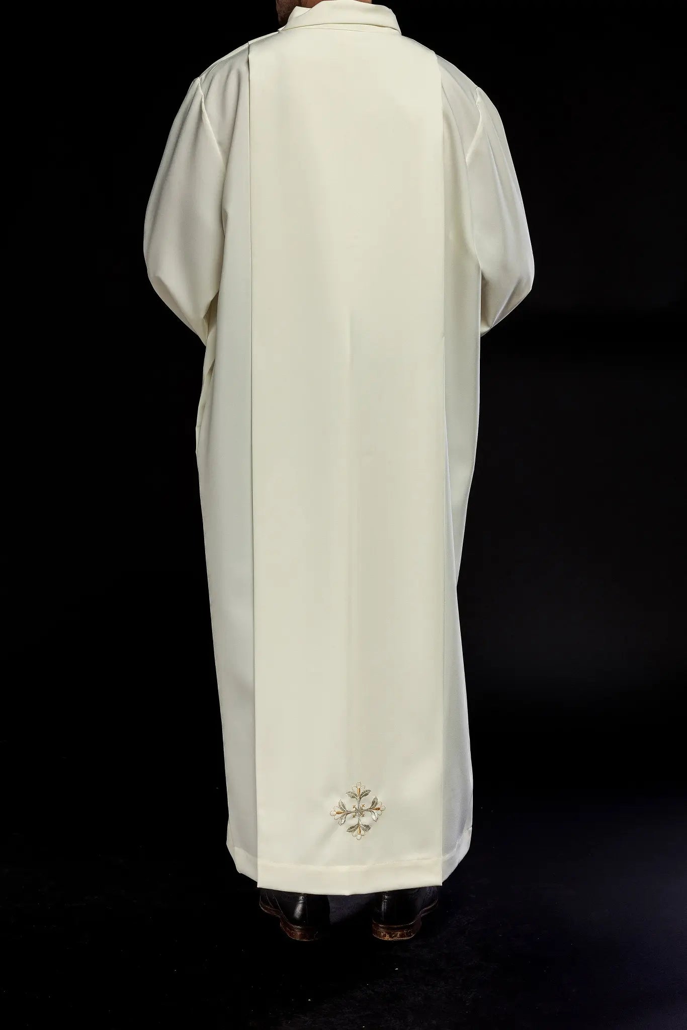 Túnica de sacerdote con cuello alto decorada con bordado ecru