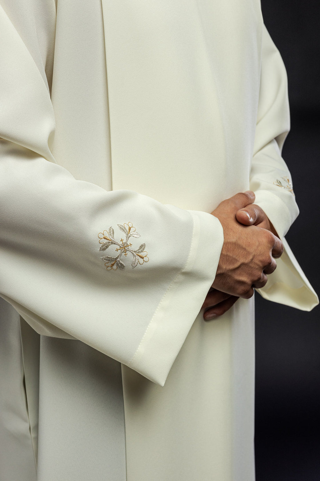 Túnica de sacerdote con cuello alto decorada con bordado ecru