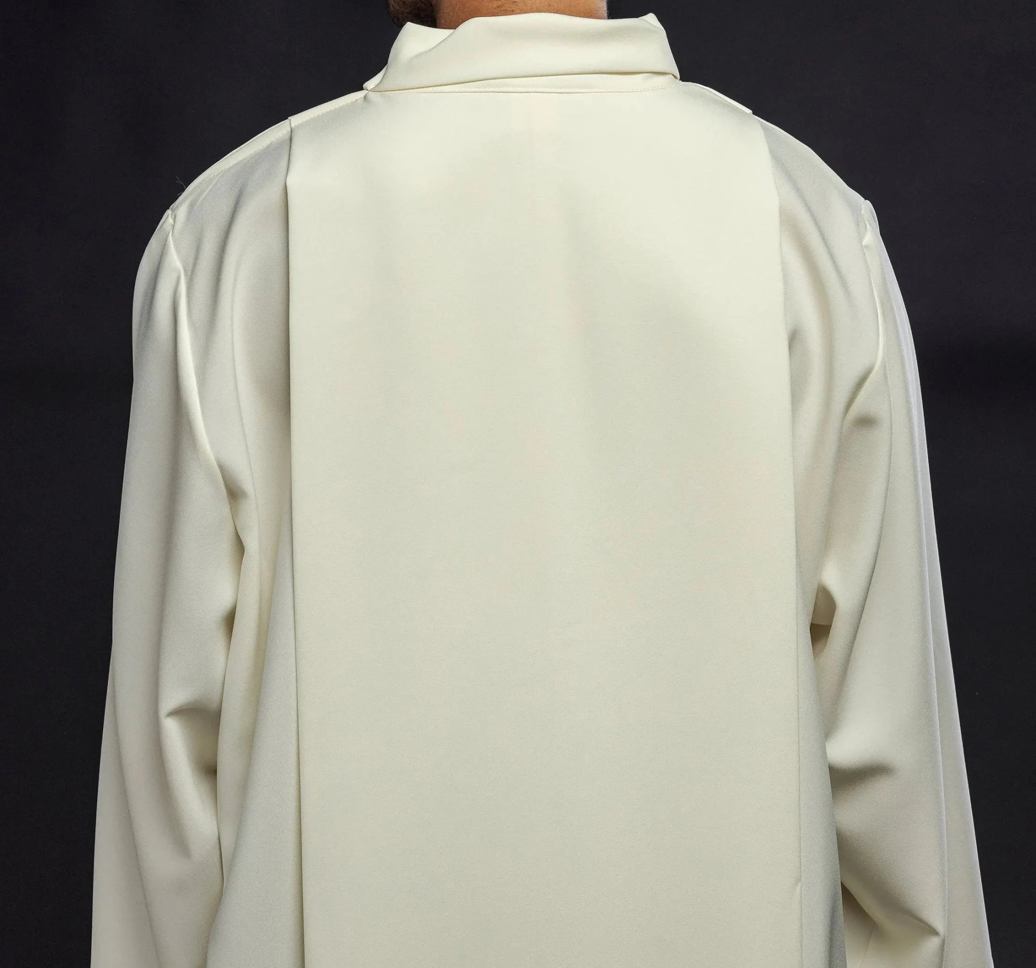 Túnica de sacerdote con cuello alto decorada con bordado ecru