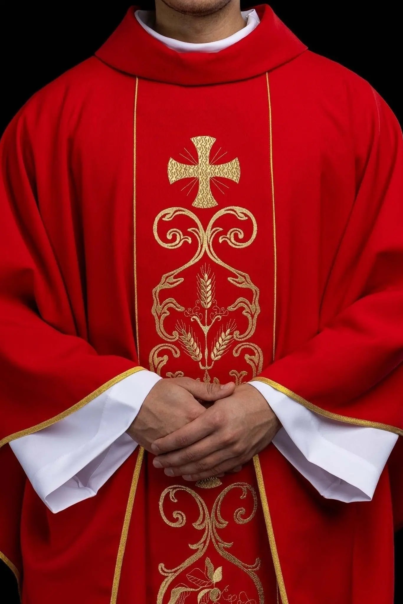 Casulla litúrgica roja con banda bordada