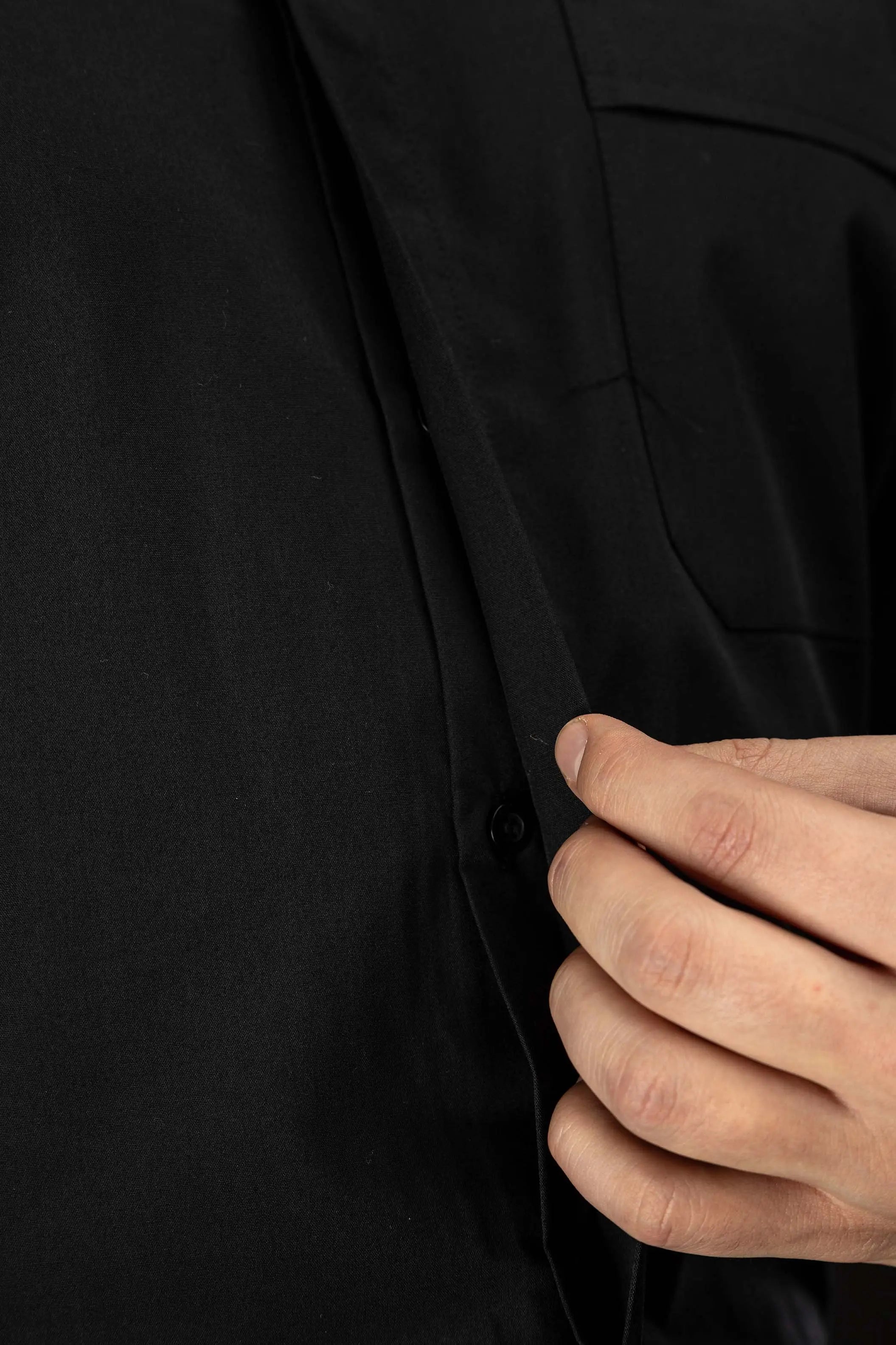 Camisa romana para clero negra de manga larga con solapa de cuello