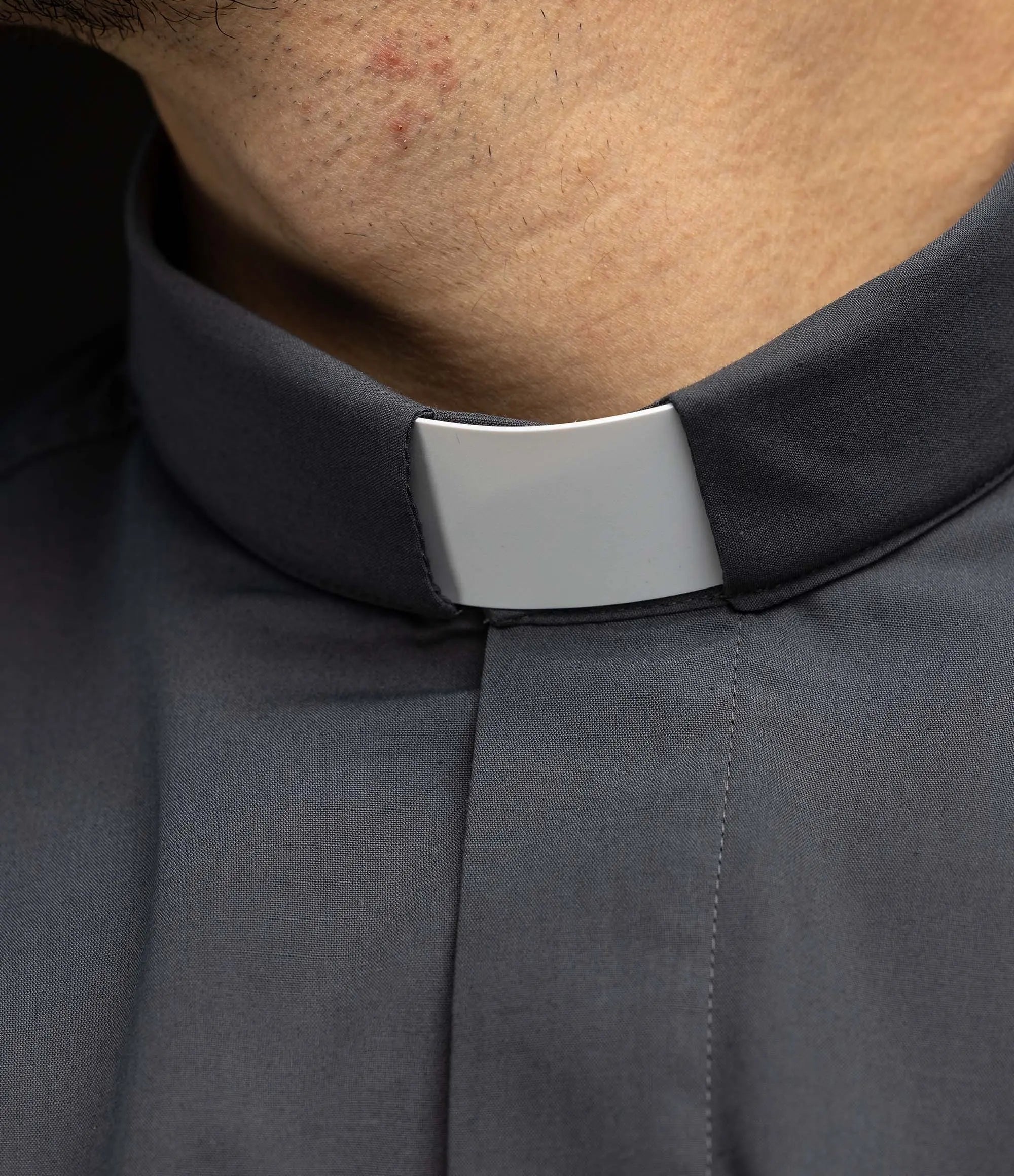 Camisa clerical gris oscuro de manga larga con solapa de cuello