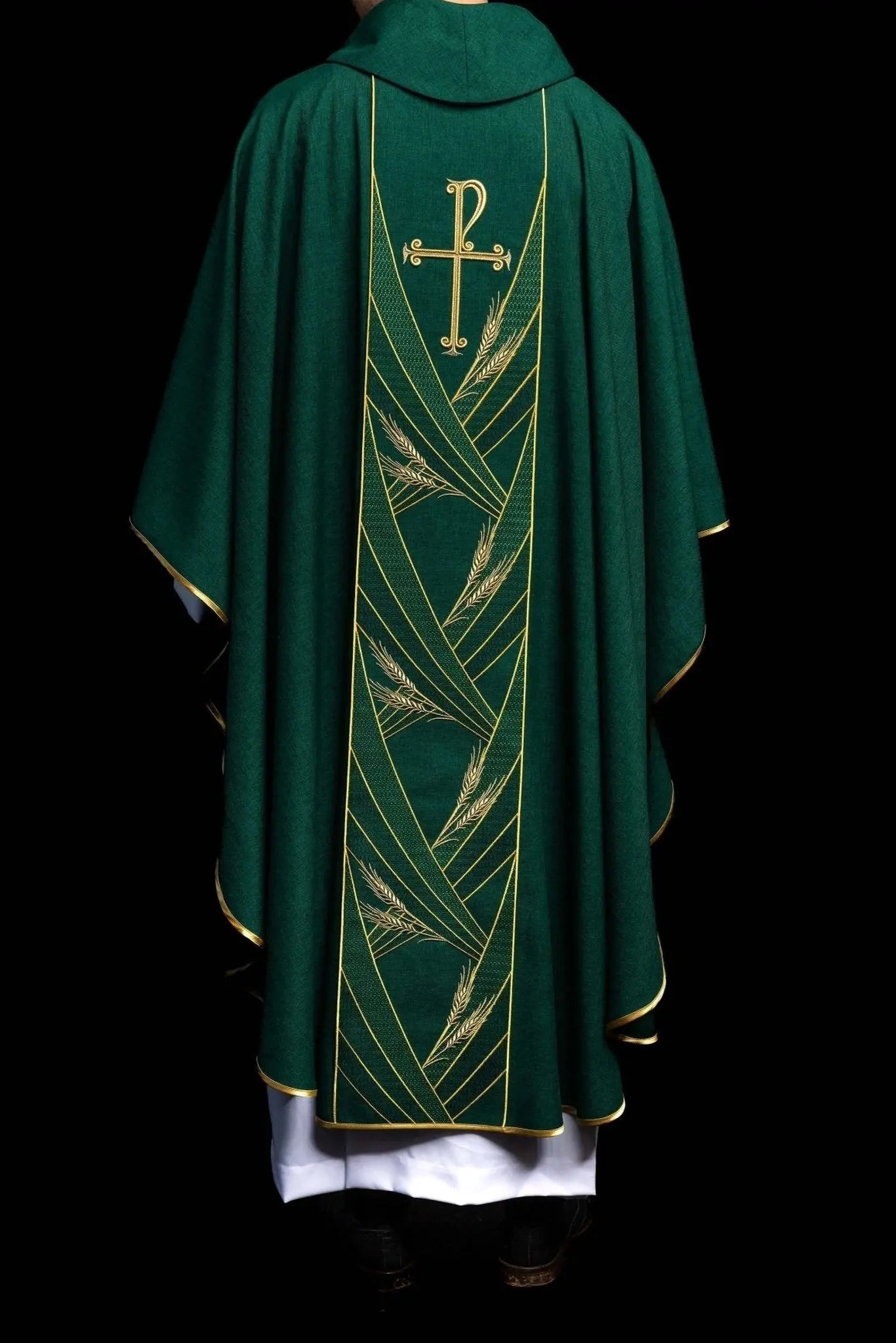 Casulla verde con banda PAX bordada