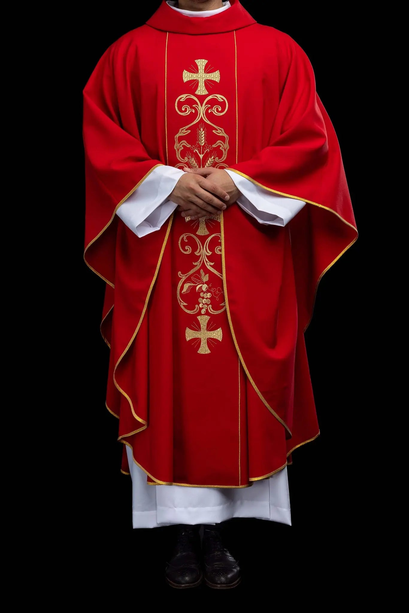 Casulla litúrgica roja con banda bordada
