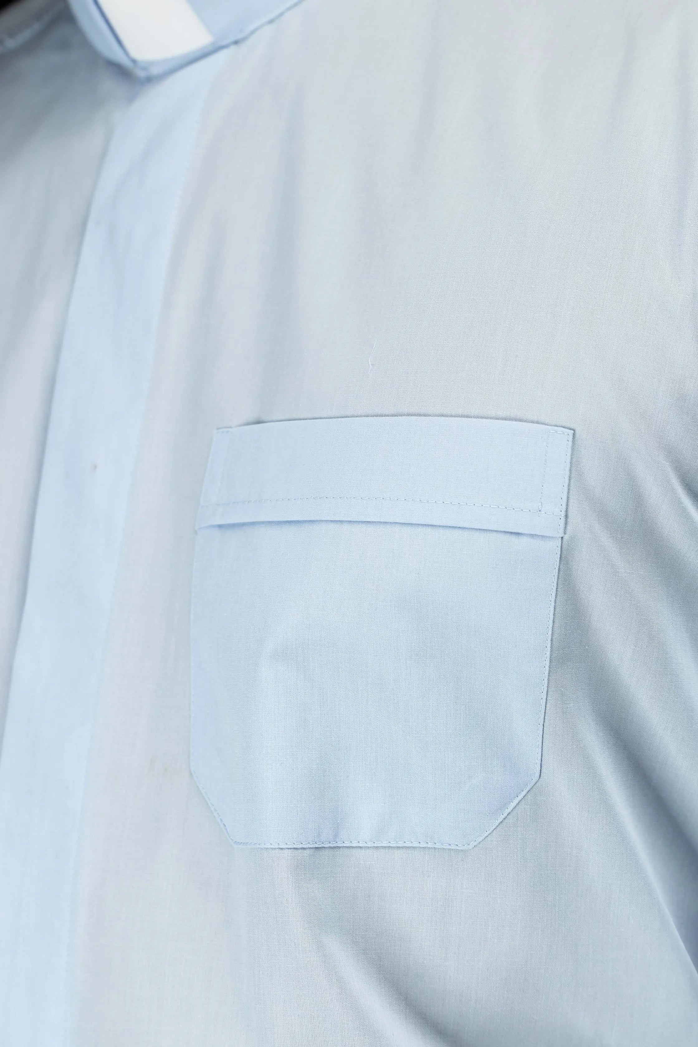 Camisa clerical azul de manga larga con solapa de cuello