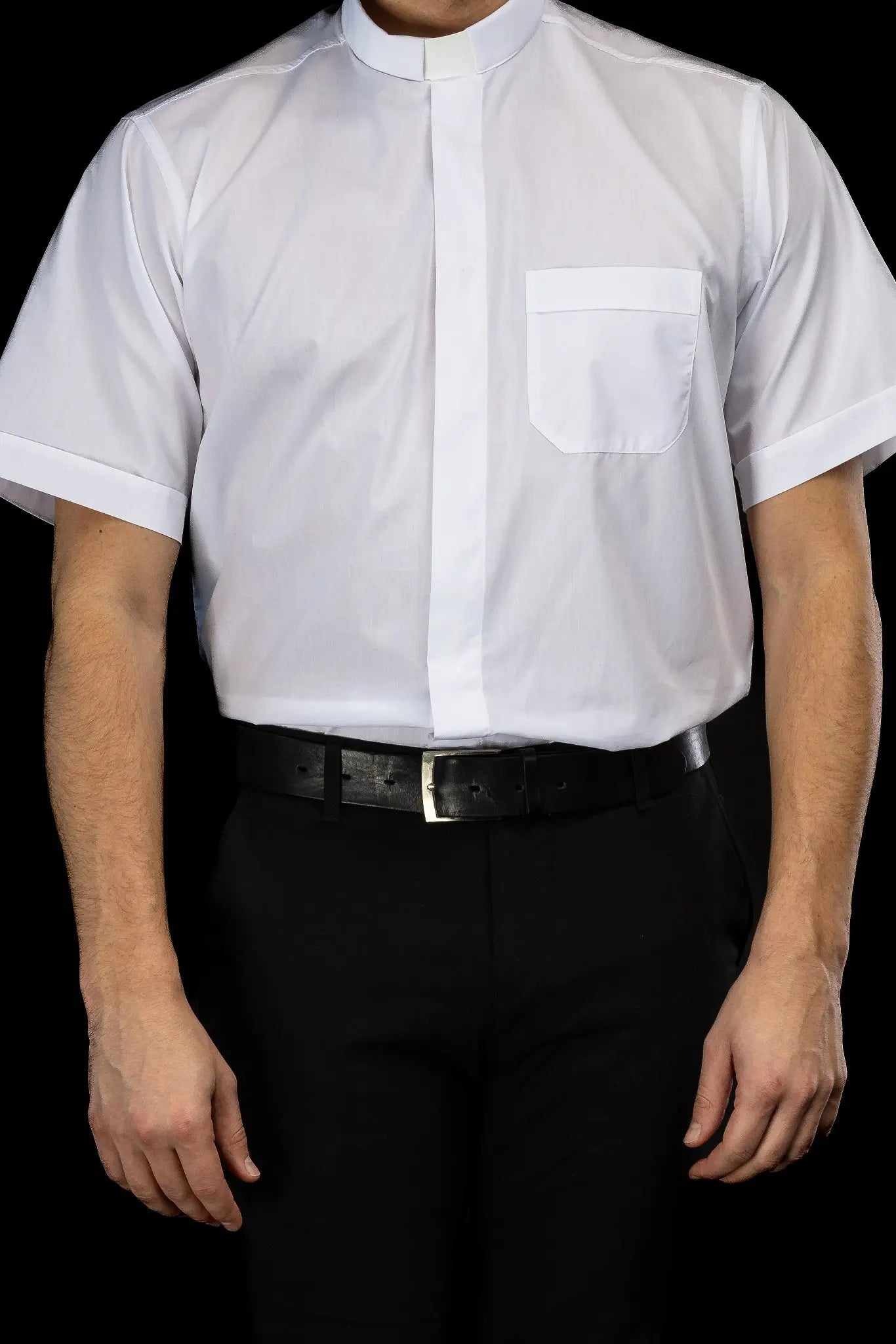 Camisa clerical blanca de manga corta con solapa de cuello
