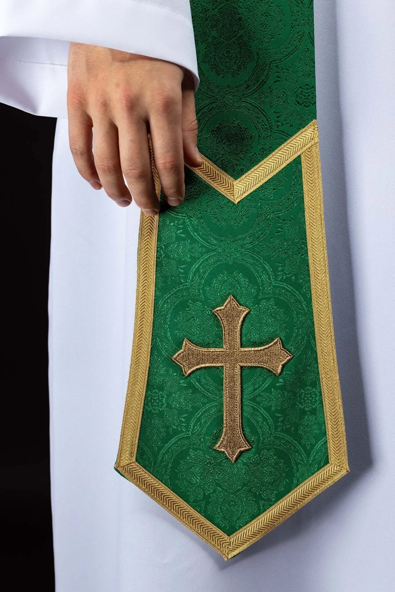 Estola verde de jacquard con Cruz bordada