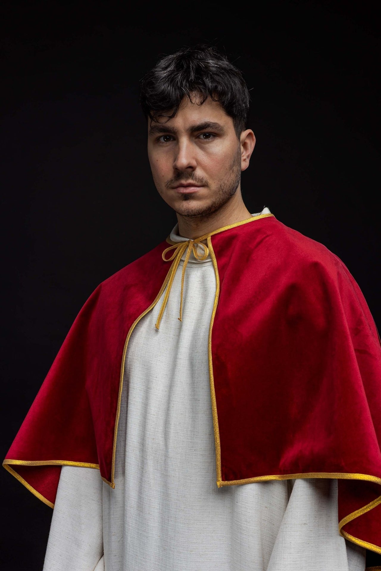 Aksamitna pelerynka ministrancka z wiązaniem czerwona