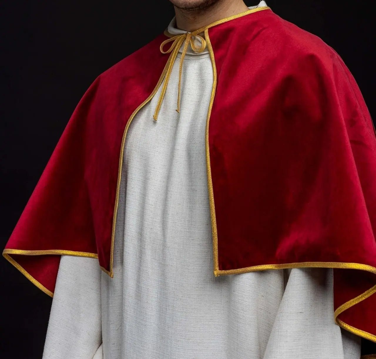 Capa de terciopelo roja para monaguillo con cierre de lazo