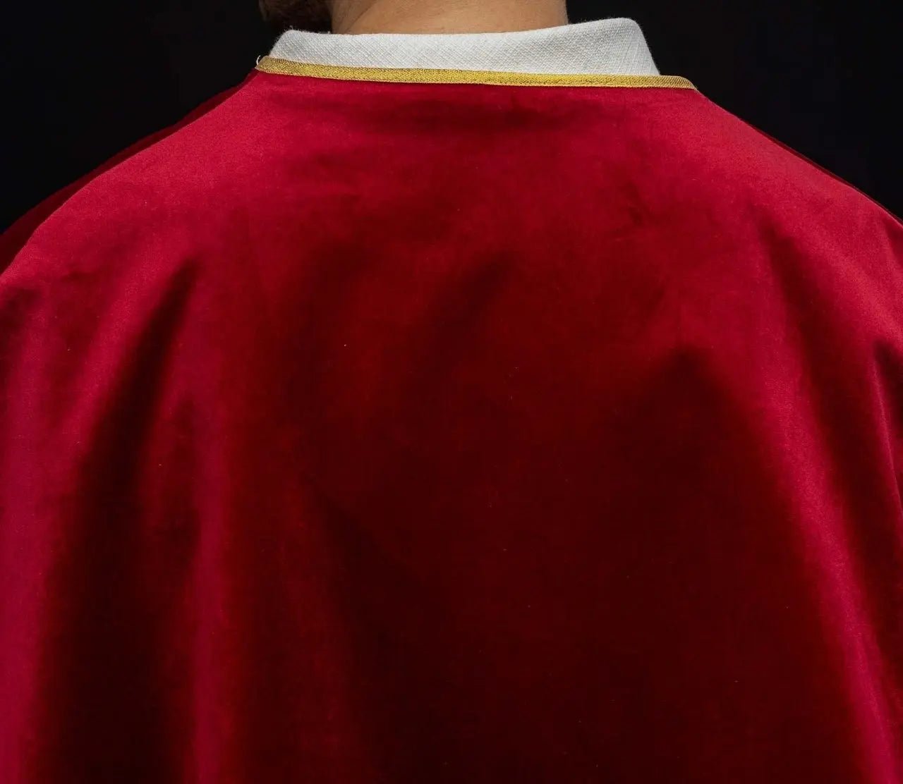 Capa de terciopelo roja para monaguillo con cierre de lazo