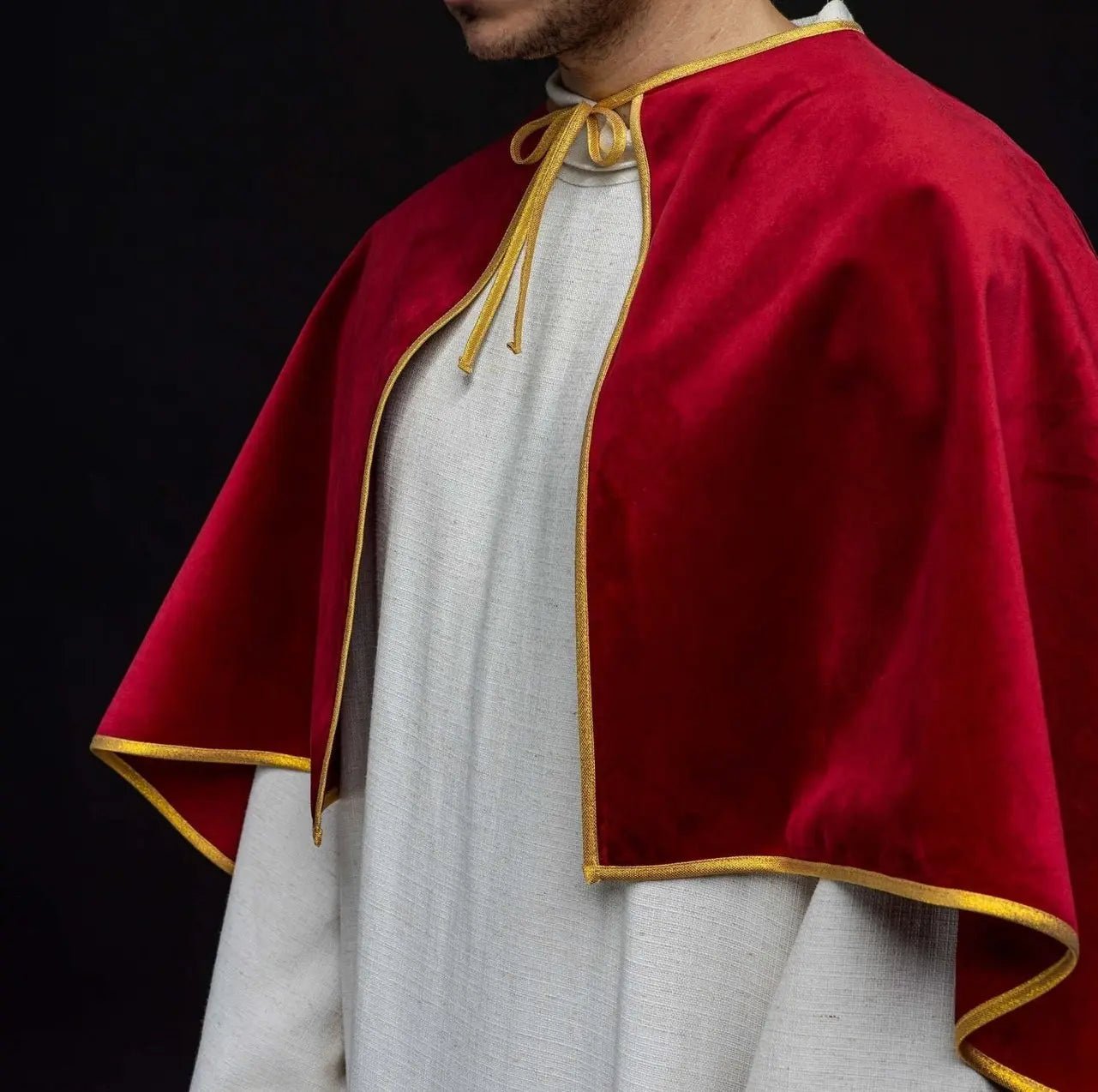 Capa de terciopelo roja para monaguillo con cierre de lazo