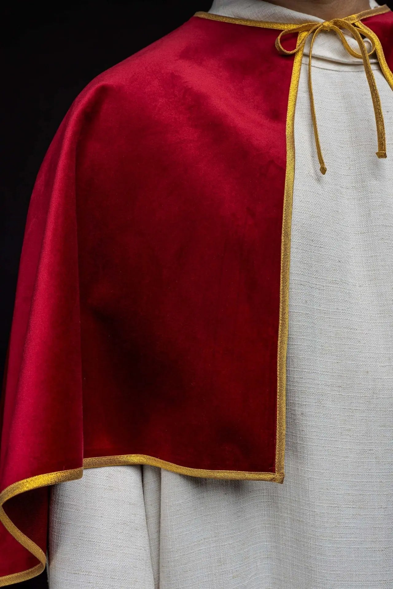 Capa de terciopelo roja para monaguillo con cierre de lazo
