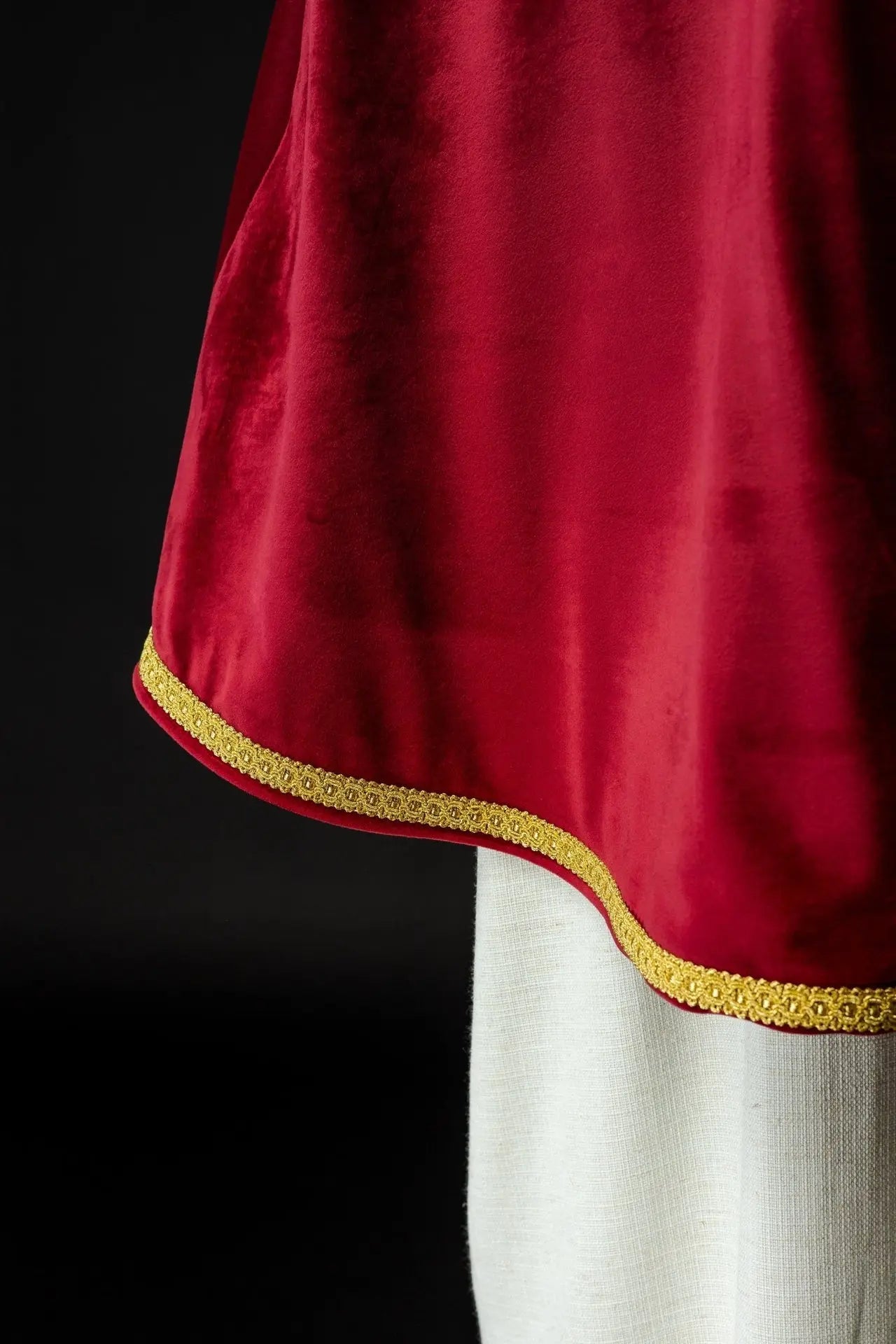 Capa de terciopelo roja para monaguillo con cierre